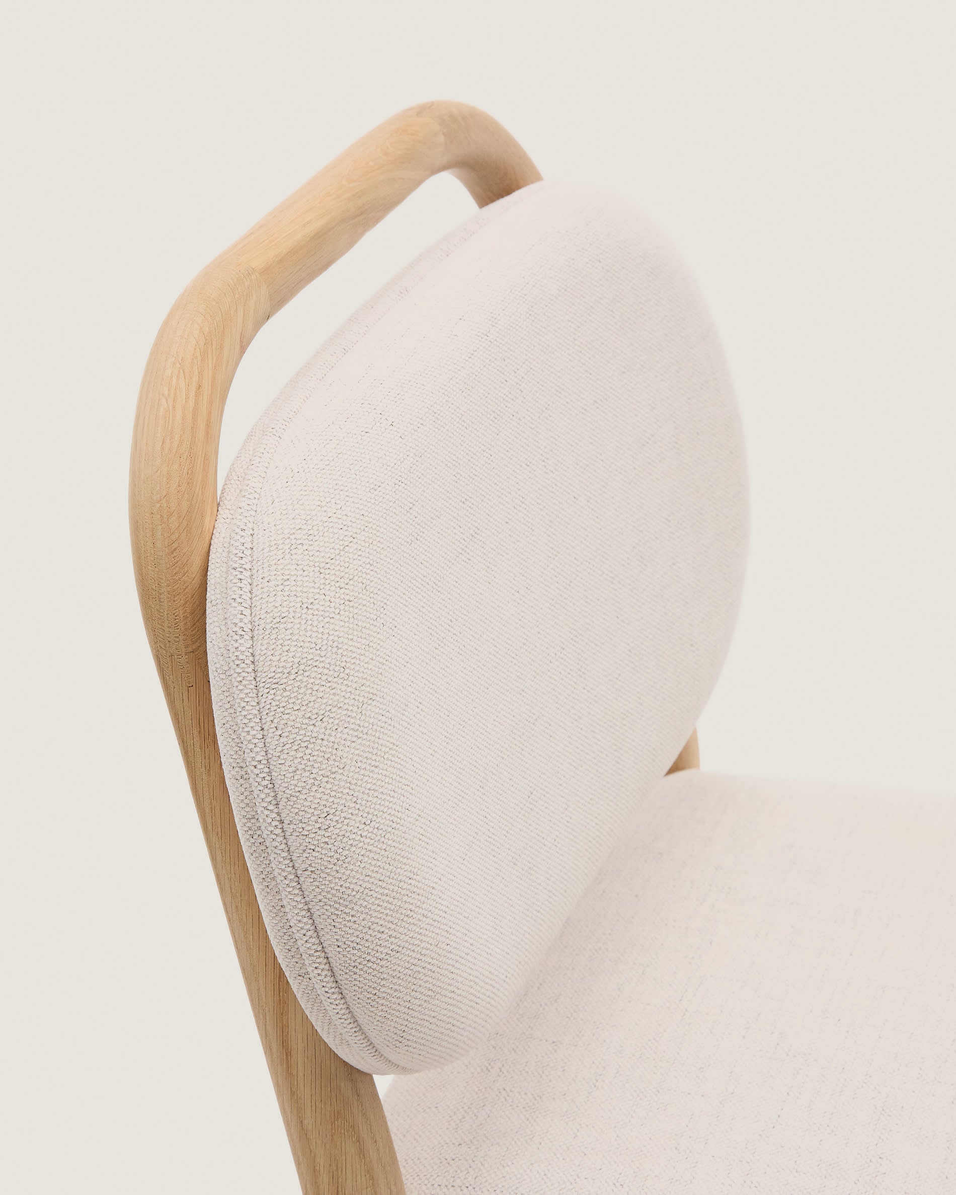 Helda Hocker aus beiger Chenille und massivem Eichenholz FSC Mix Credit 65 cm in Beige präsentiert im Onlineshop von KAQTU Design AG. Hocker ist von Kave Home