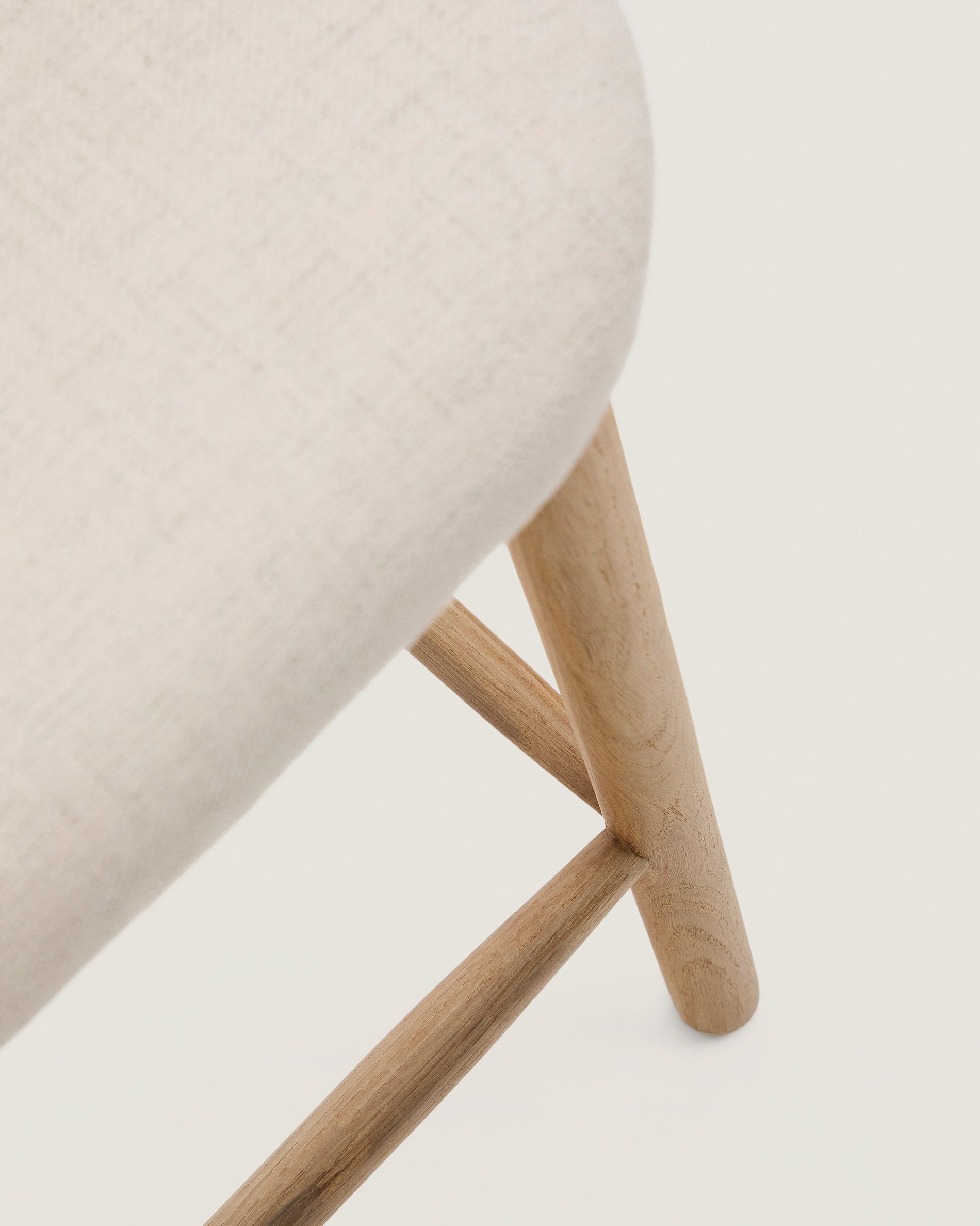 Helda Hocker aus beiger Chenille und massivem Eichenholz FSC Mix Credit 65 cm in Beige präsentiert im Onlineshop von KAQTU Design AG. Hocker ist von Kave Home