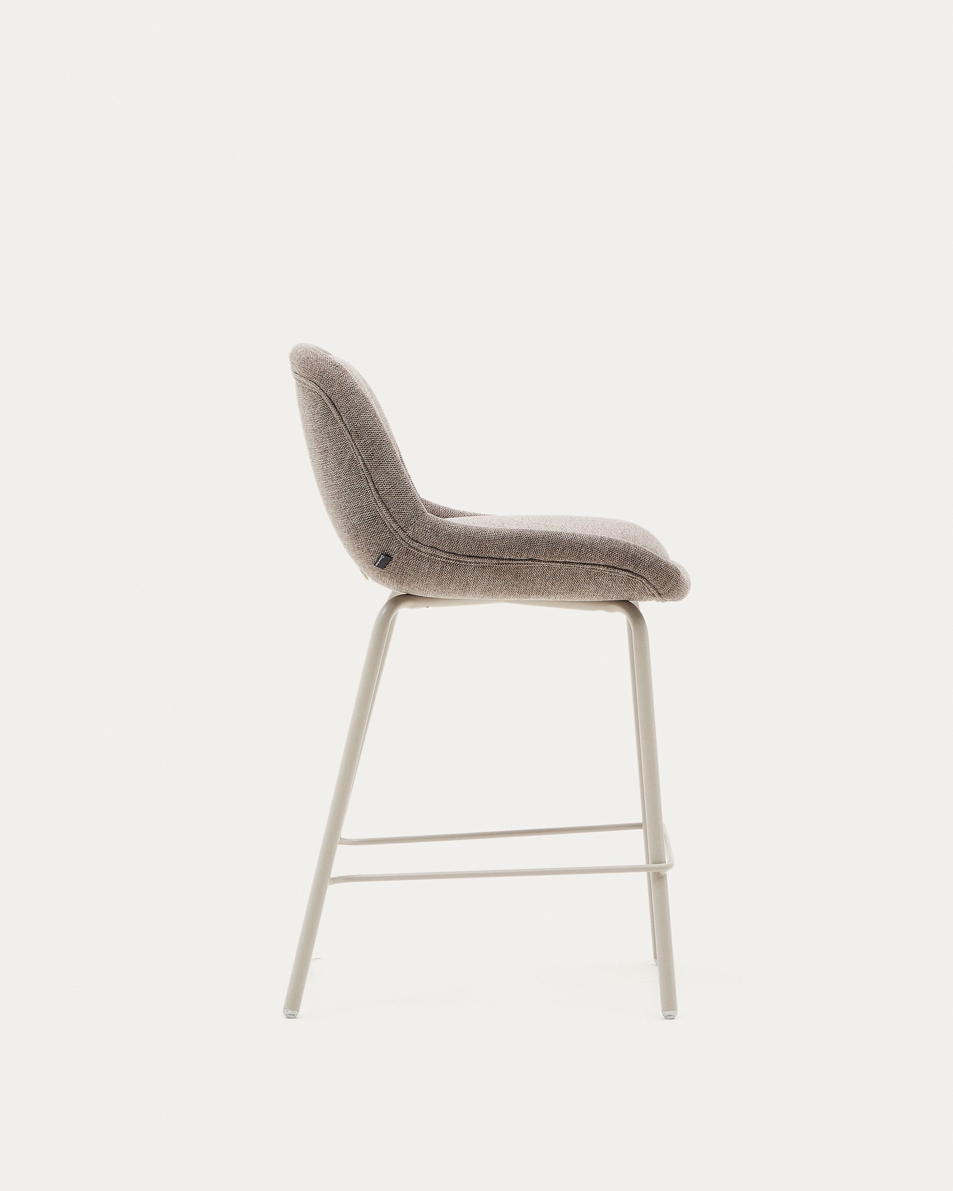 Aimin Hocker aus Chenille hellbraun und Stahlbeine mit Lackfinish beige 65 cm FSC Mix Credit in Braun präsentiert im Onlineshop von KAQTU Design AG. Hocker ist von Kave Home