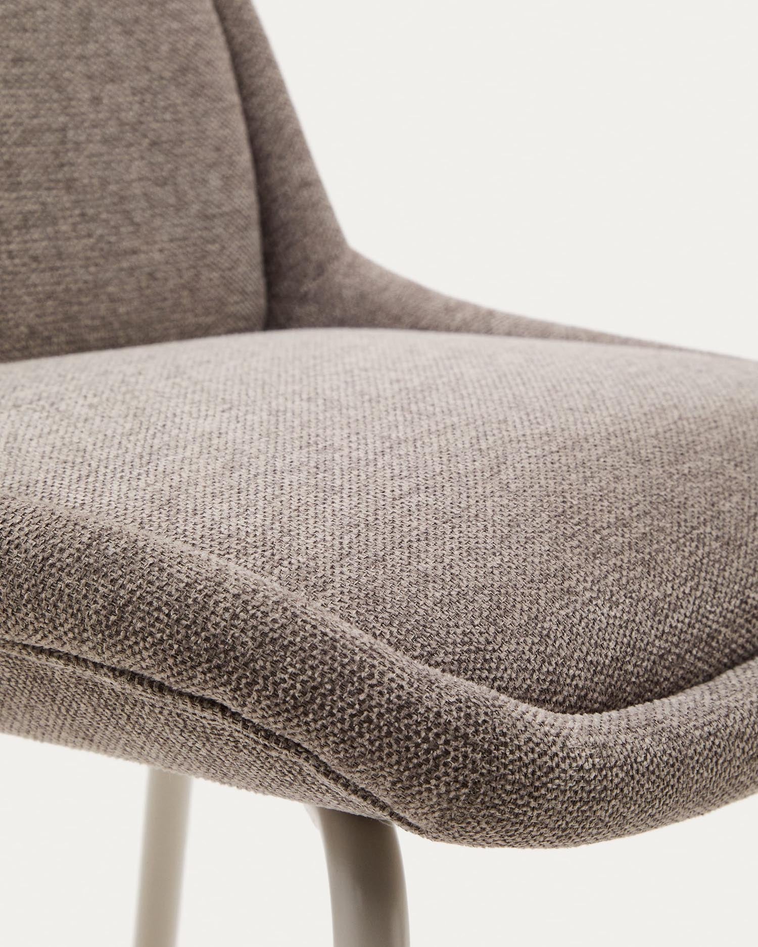 Aimin Hocker aus Chenille hellbraun und Stahlbeine mit Lackfinish beige 65 cm FSC Mix Credit in Braun präsentiert im Onlineshop von KAQTU Design AG. Hocker ist von Kave Home