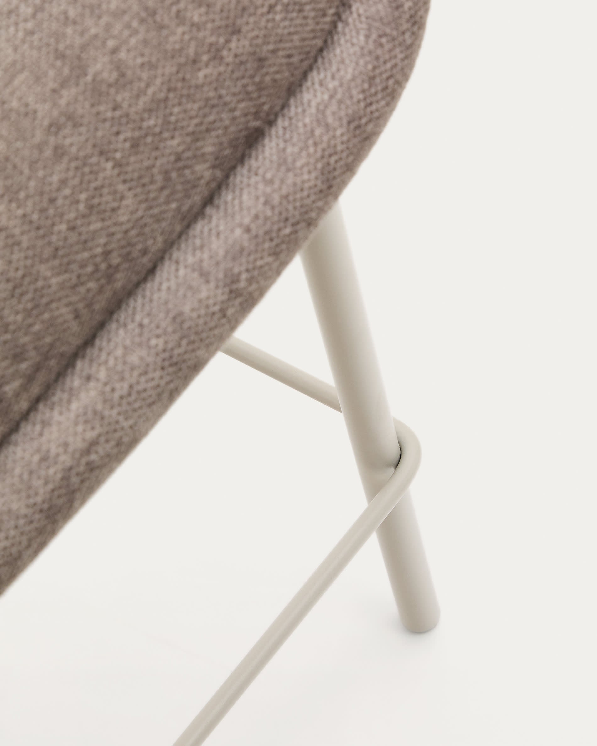 Aimin Hocker aus Chenille hellbraun und Stahlbeine mit Lackfinish beige 65 cm FSC Mix Credit in Braun präsentiert im Onlineshop von KAQTU Design AG. Hocker ist von Kave Home