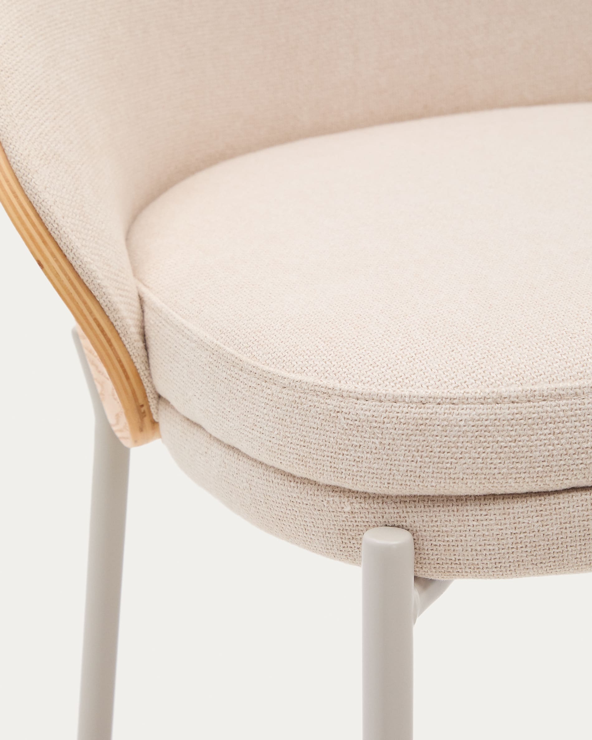 Hocker Eamy aus beigefarbenem Chenille, Eschenfurnier mit natürlichem Finish und beigefarbenem Metall, Höhe 77 cm in Beige präsentiert im Onlineshop von KAQTU Design AG. Hocker ist von Kave Home