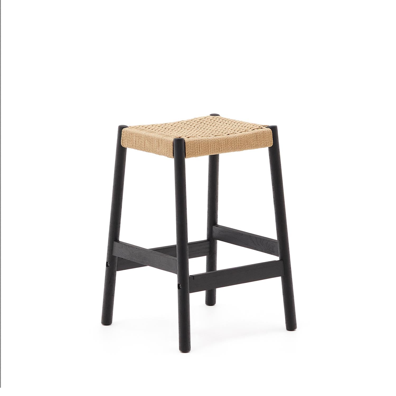 Yalia Hocker aus massivem Eichenholz mit schwarzem Finish und Seilsitz Höhe 65 cm FSC 100% in Schwarz, Natur präsentiert im Onlineshop von KAQTU Design AG. Hocker ist von Kave Home