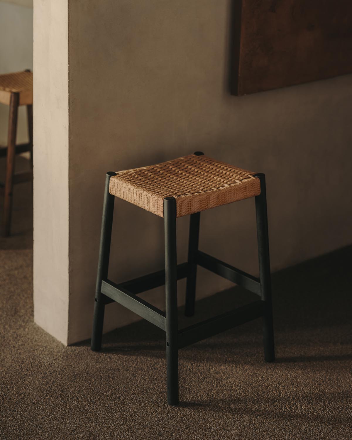 Yalia Hocker aus massivem Eichenholz mit schwarzem Finish und Seilsitz Höhe 65 cm FSC 100% in Schwarz, Natur präsentiert im Onlineshop von KAQTU Design AG. Hocker ist von Kave Home