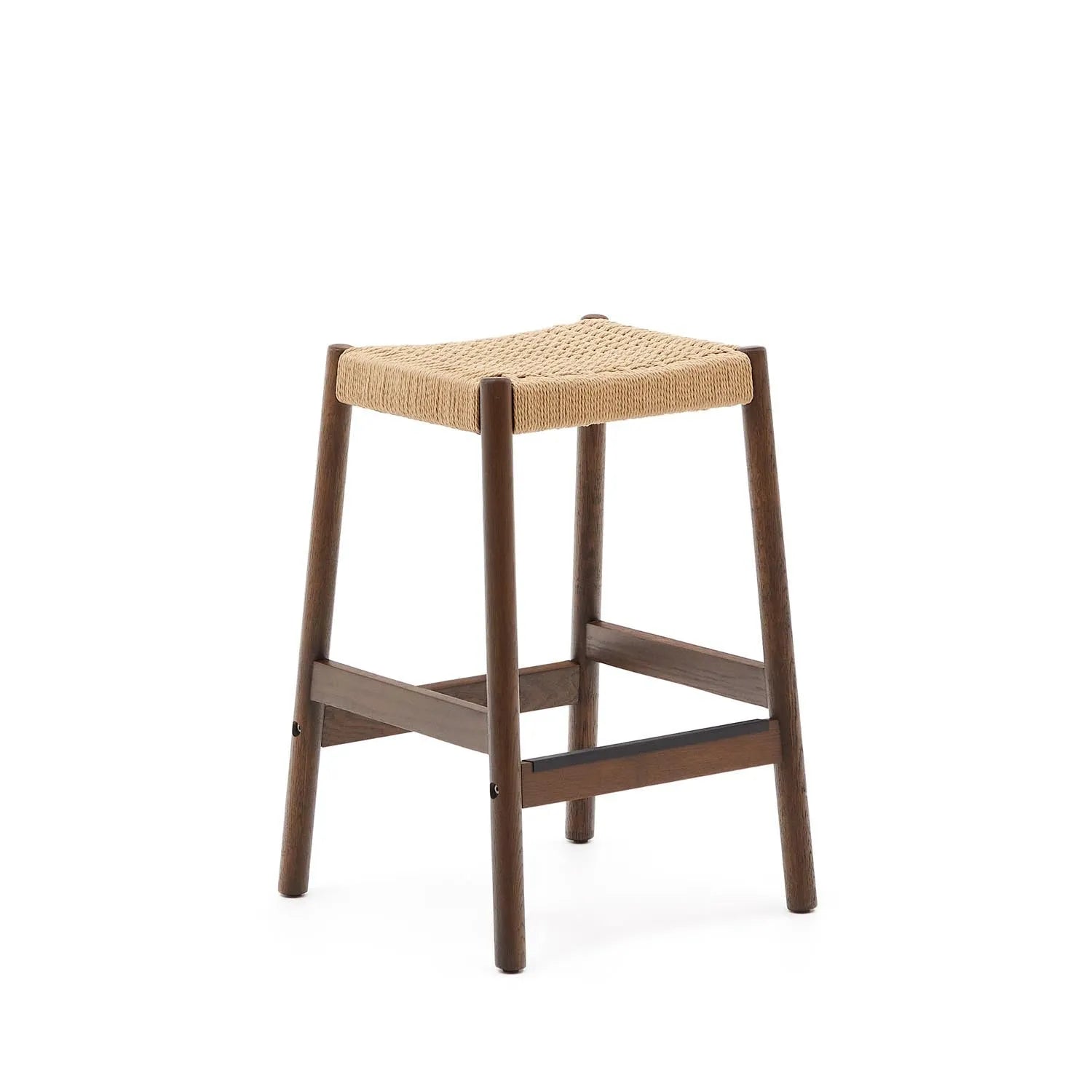 Yalia Hocker aus massivem Eichenholz mit Nussbaum-Finish und Seilsitz Höhe 65 cm FSC 100% in Natur, Braun präsentiert im Onlineshop von KAQTU Design AG. Hocker ist von Kave Home