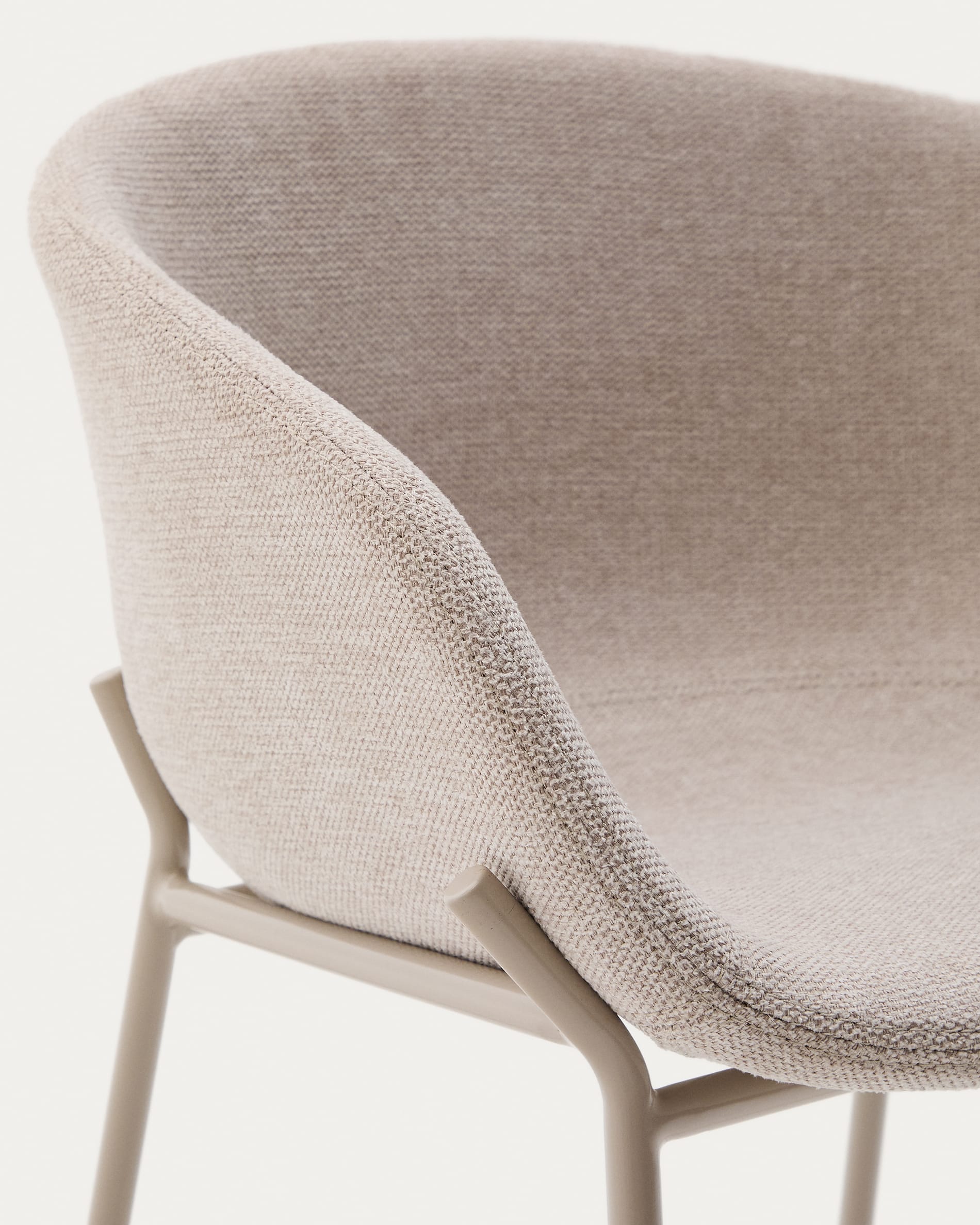 Hocker Yvette aus beigefarbener Chenille und Stahlbeinen mit beigefarbenem Finish Höhe 65 cm in Beige präsentiert im Onlineshop von KAQTU Design AG. Hocker ist von Kave Home