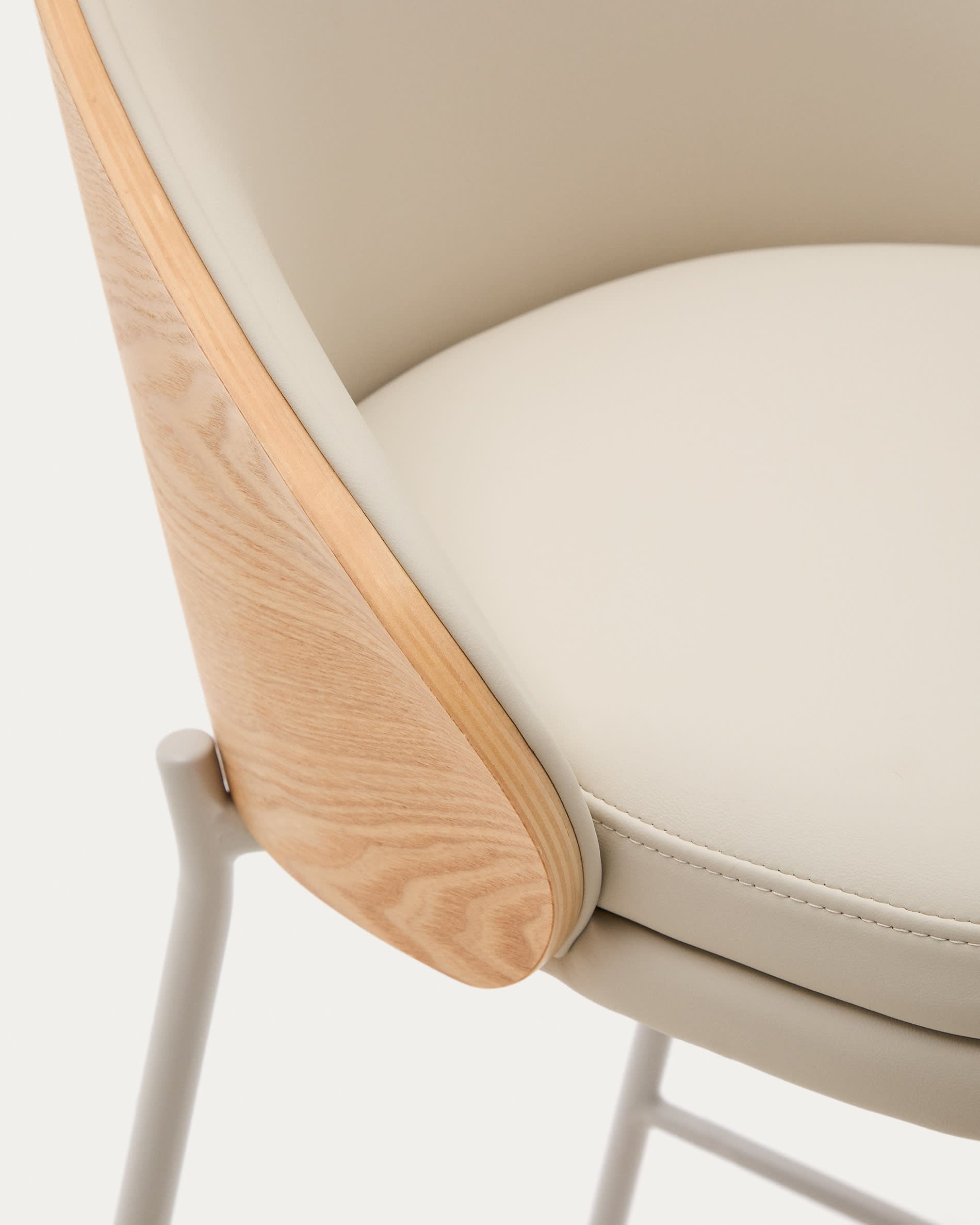 Eamy Hocker aus beigefarbenem Kunstleder, Eschenfurnier naturfarbenes Finish mit Metall 77cm in Beige präsentiert im Onlineshop von KAQTU Design AG. Hocker ist von Kave Home