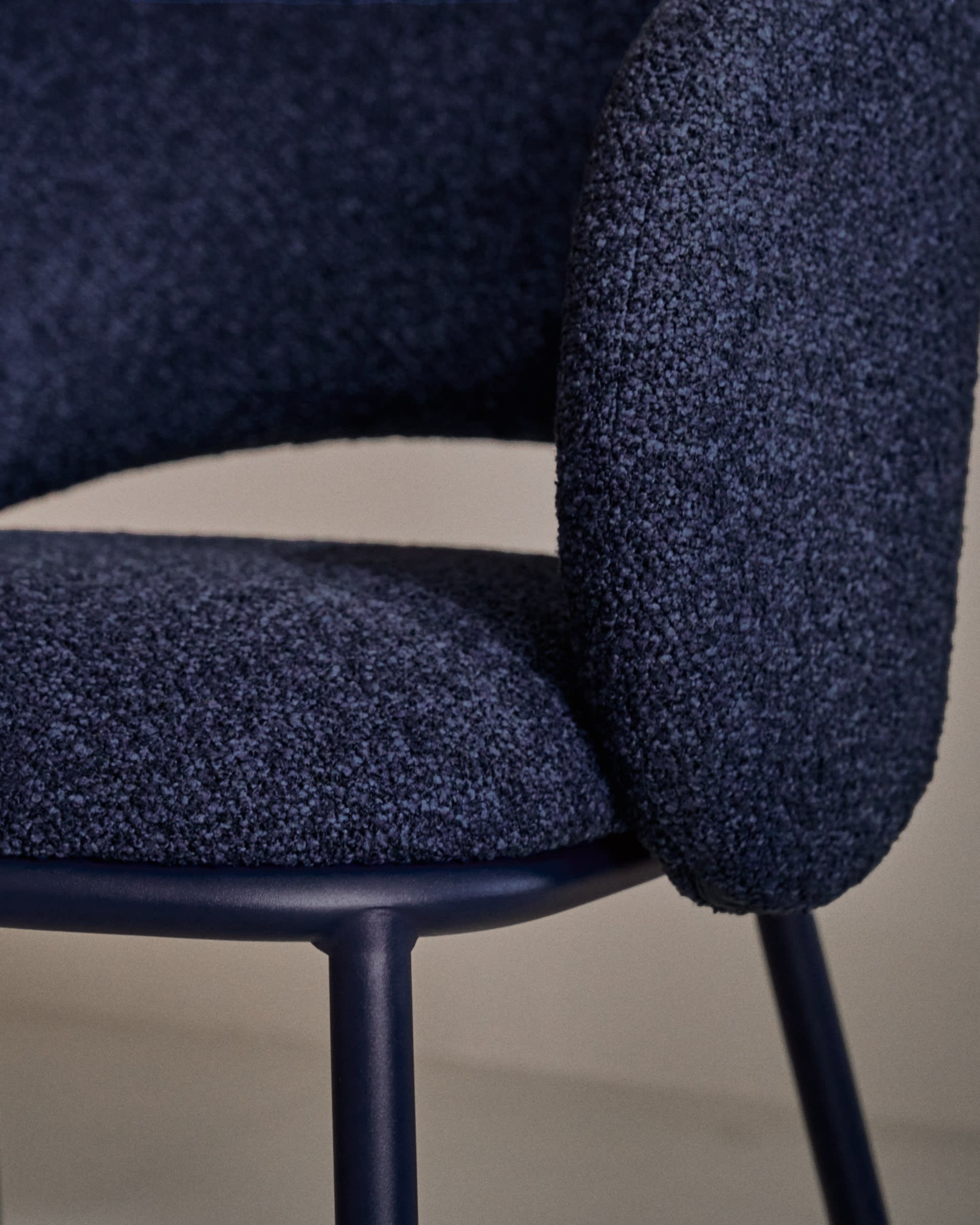 Maina Stuhl aus festem blauem Chenille und Stahlbeinen mit blauem Finish FSC Mix Credit in Blau präsentiert im Onlineshop von KAQTU Design AG. Stuhl ist von Kave Home