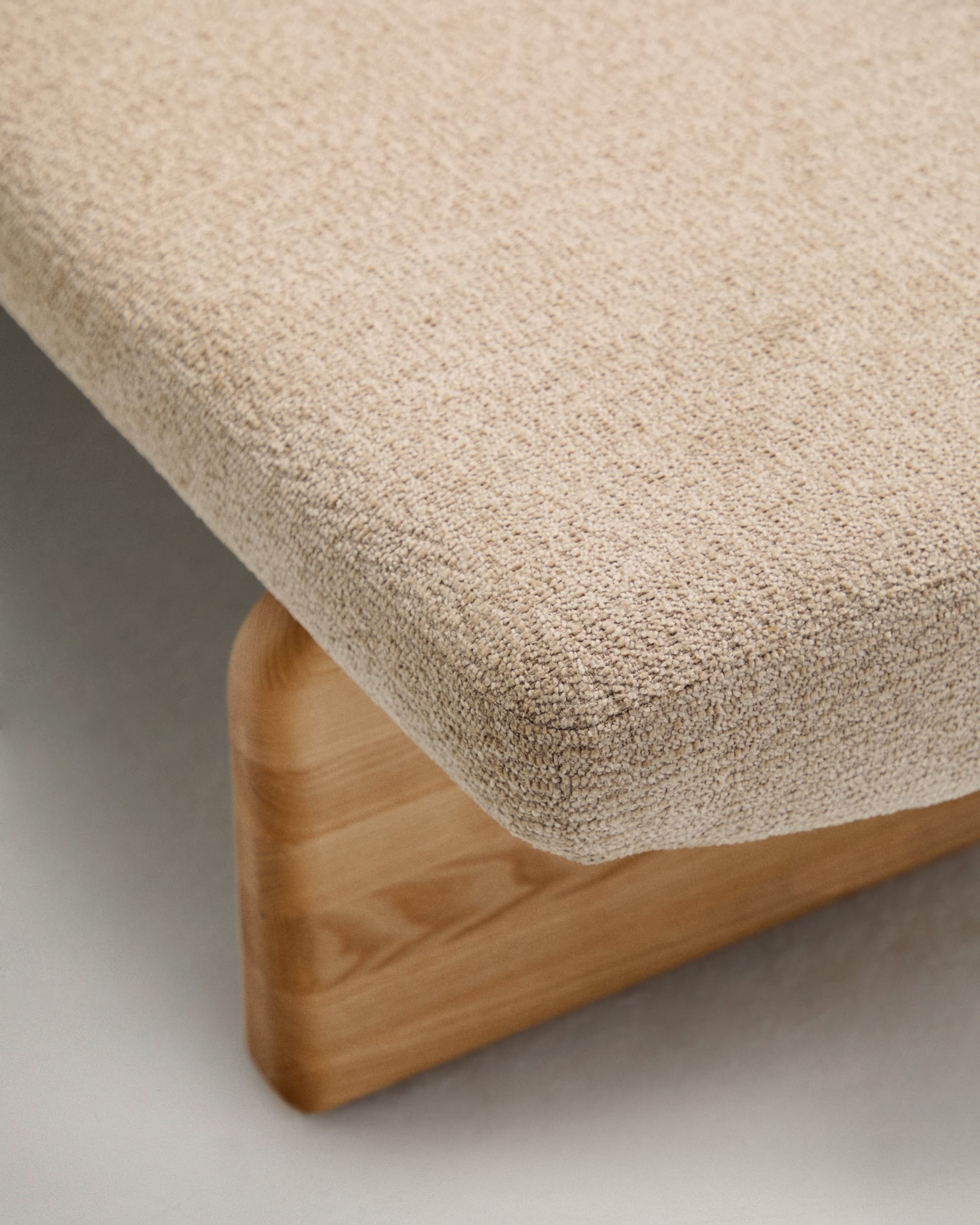 Polsterbank Topaz beige Chenille und massives Eschenholz mit natürlichem Finish 150cm FSC 100% in Beige präsentiert im Onlineshop von KAQTU Design AG. Sitzbank ist von Kave Home