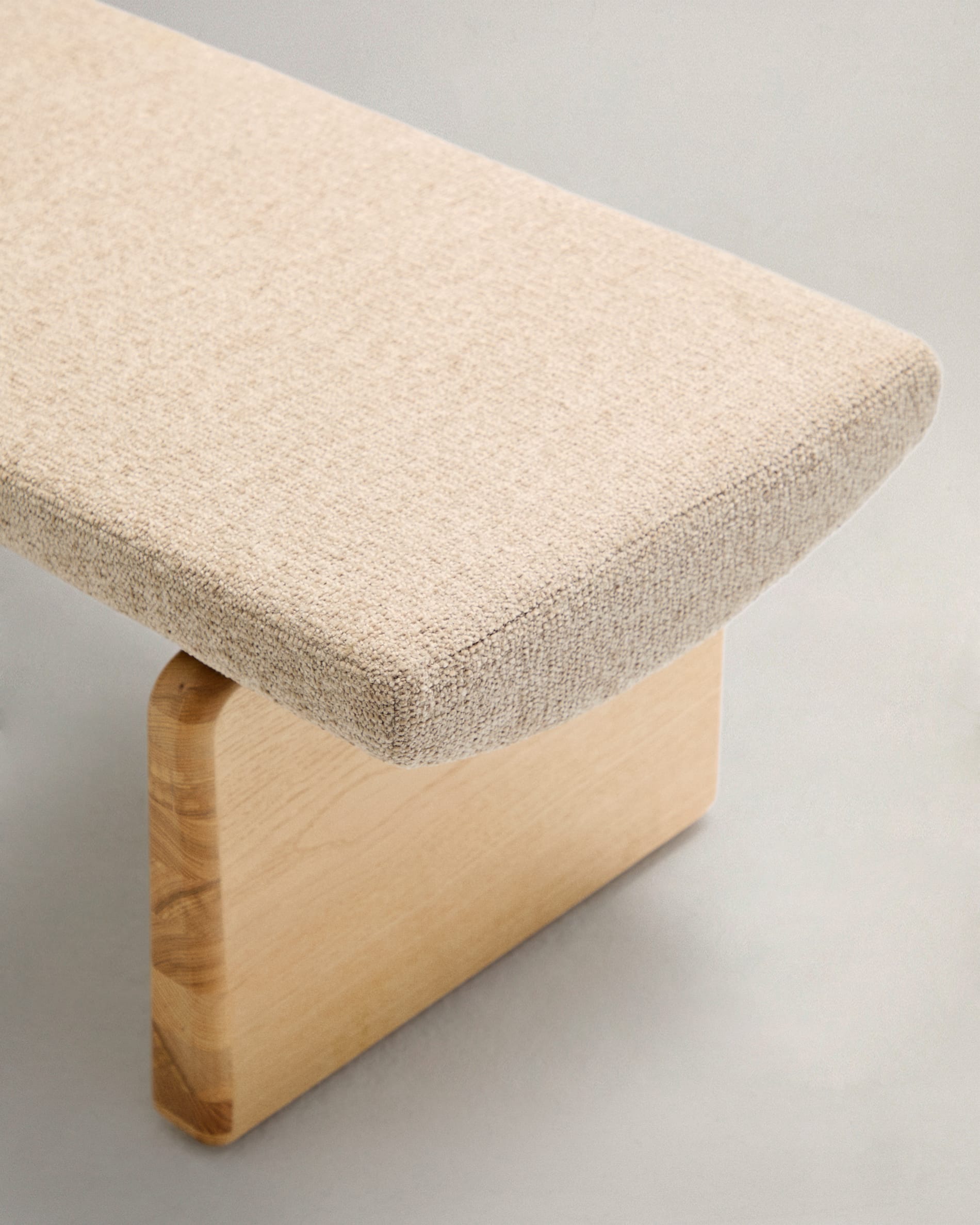 Polsterbank Topaz beige Chenille und massives Eschenholz mit natürlichem Finish 150cm FSC 100% in Beige präsentiert im Onlineshop von KAQTU Design AG. Sitzbank ist von Kave Home