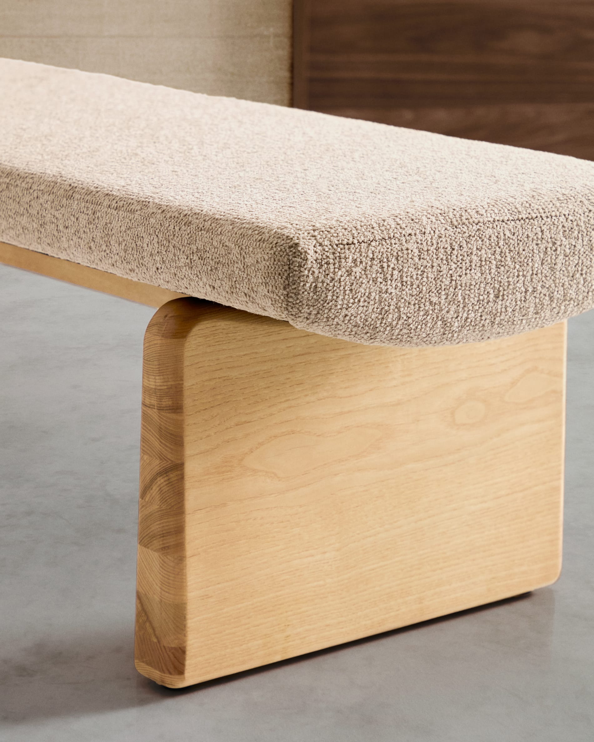 Polsterbank Topaz beige Chenille und massives Eschenholz mit natürlichem Finish 150cm FSC 100% in Beige präsentiert im Onlineshop von KAQTU Design AG. Sitzbank ist von Kave Home