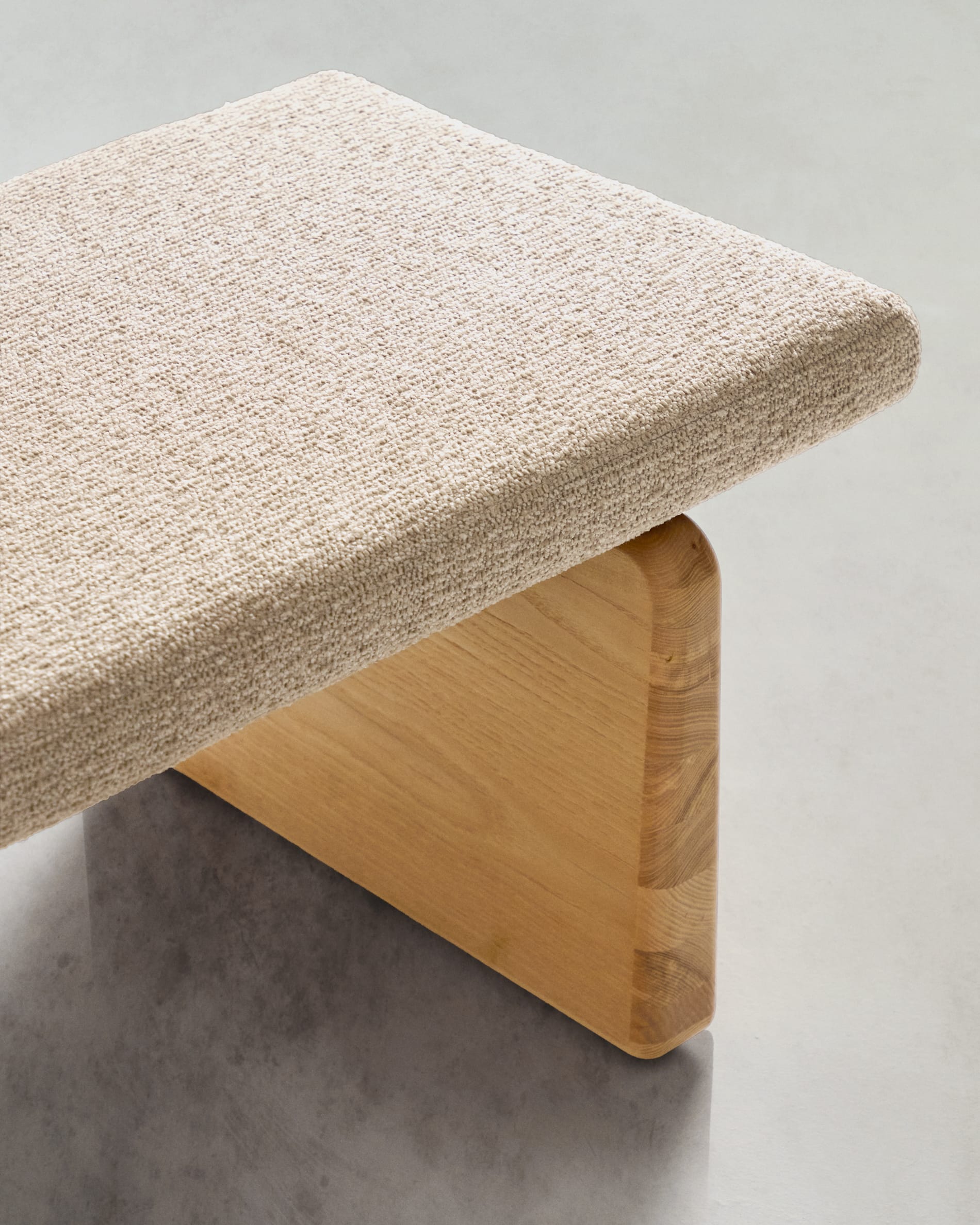 Polsterbank Topaz beige Chenille und massives Eschenholz mit natürlichem Finish 150cm FSC 100% in Beige präsentiert im Onlineshop von KAQTU Design AG. Sitzbank ist von Kave Home