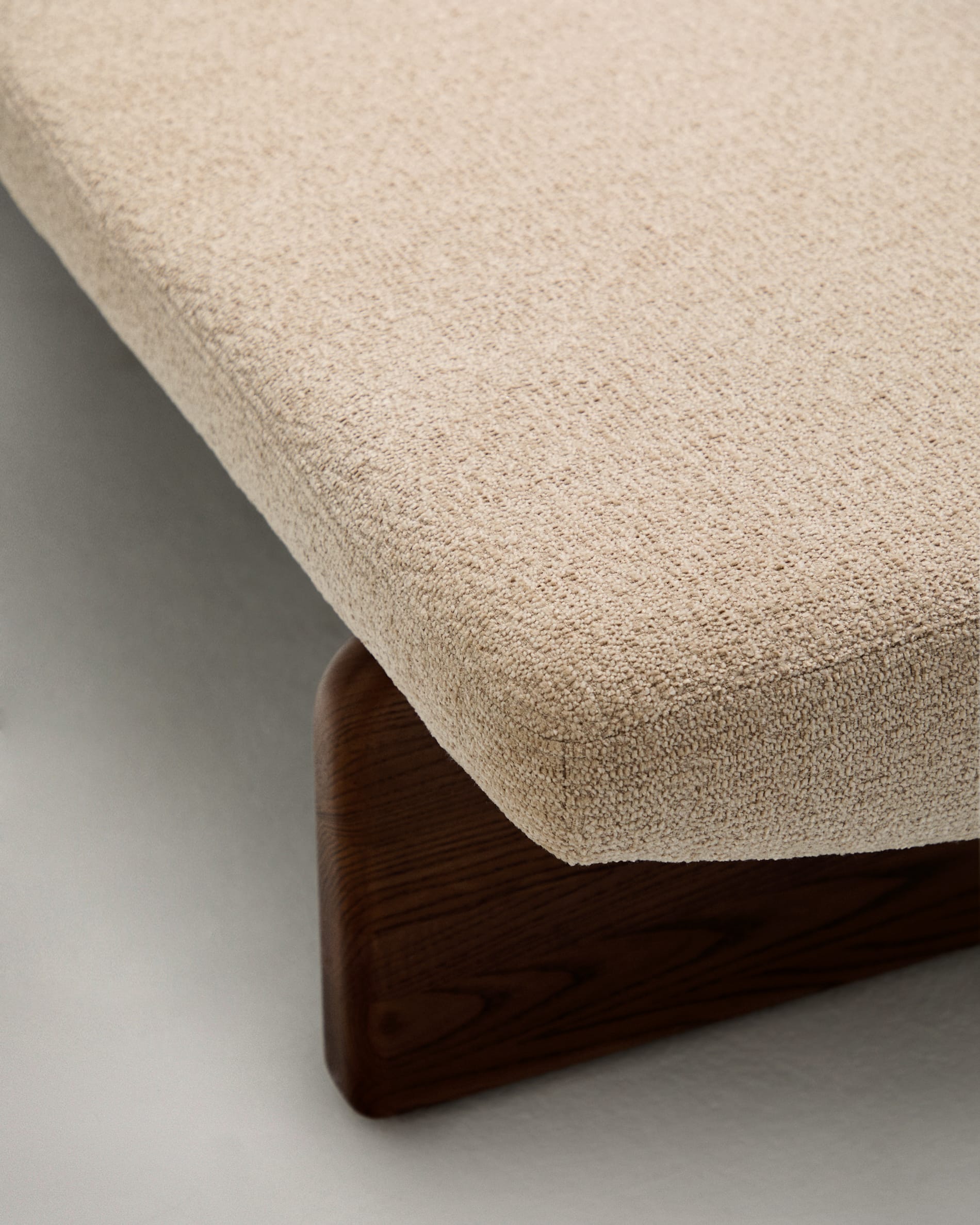 Polsterbank Topaz beiger Chenille und massives Eschenholz mit Walnuss-Finish 150cm FSC 100% in Beige präsentiert im Onlineshop von KAQTU Design AG. Sitzbank ist von Kave Home