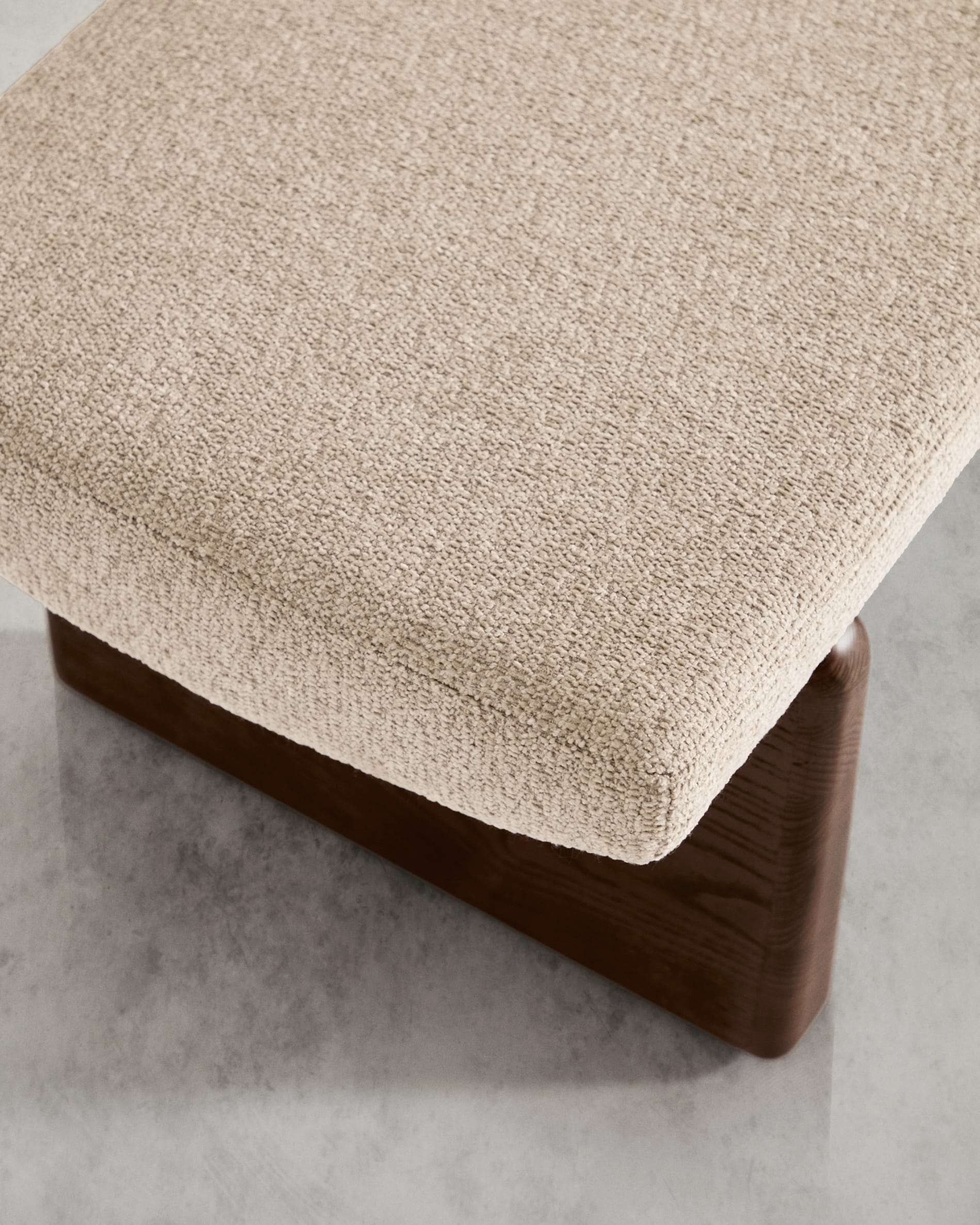 Polsterbank Topaz beiger Chenille und massives Eschenholz mit Walnuss-Finish 150cm FSC 100% in Beige präsentiert im Onlineshop von KAQTU Design AG. Sitzbank ist von Kave Home