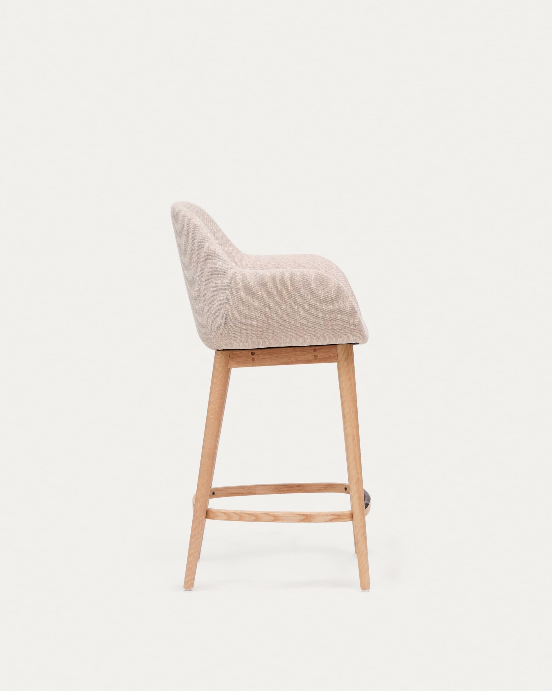 Beigefarbener Hocker Konna mit Beinen aus massivem Eschenholz, helles Finish 65 cm in Beige präsentiert im Onlineshop von KAQTU Design AG. Hocker ist von Kave Home