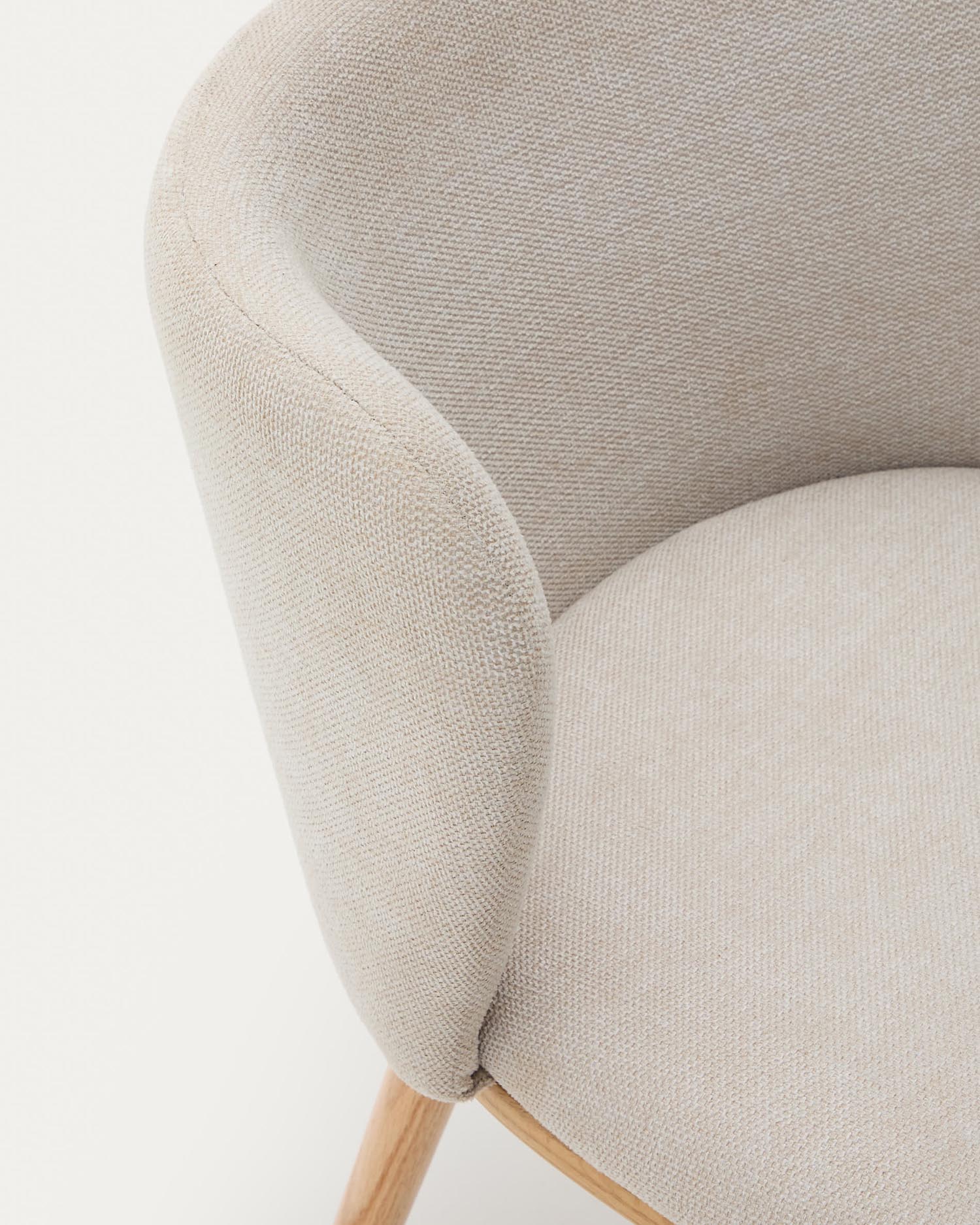 Stuhl Ciselia beige Chenille und massive Esche mit natürlichem Finish FSC Mix Credit in Beige präsentiert im Onlineshop von KAQTU Design AG. Stuhl ist von Kave Home