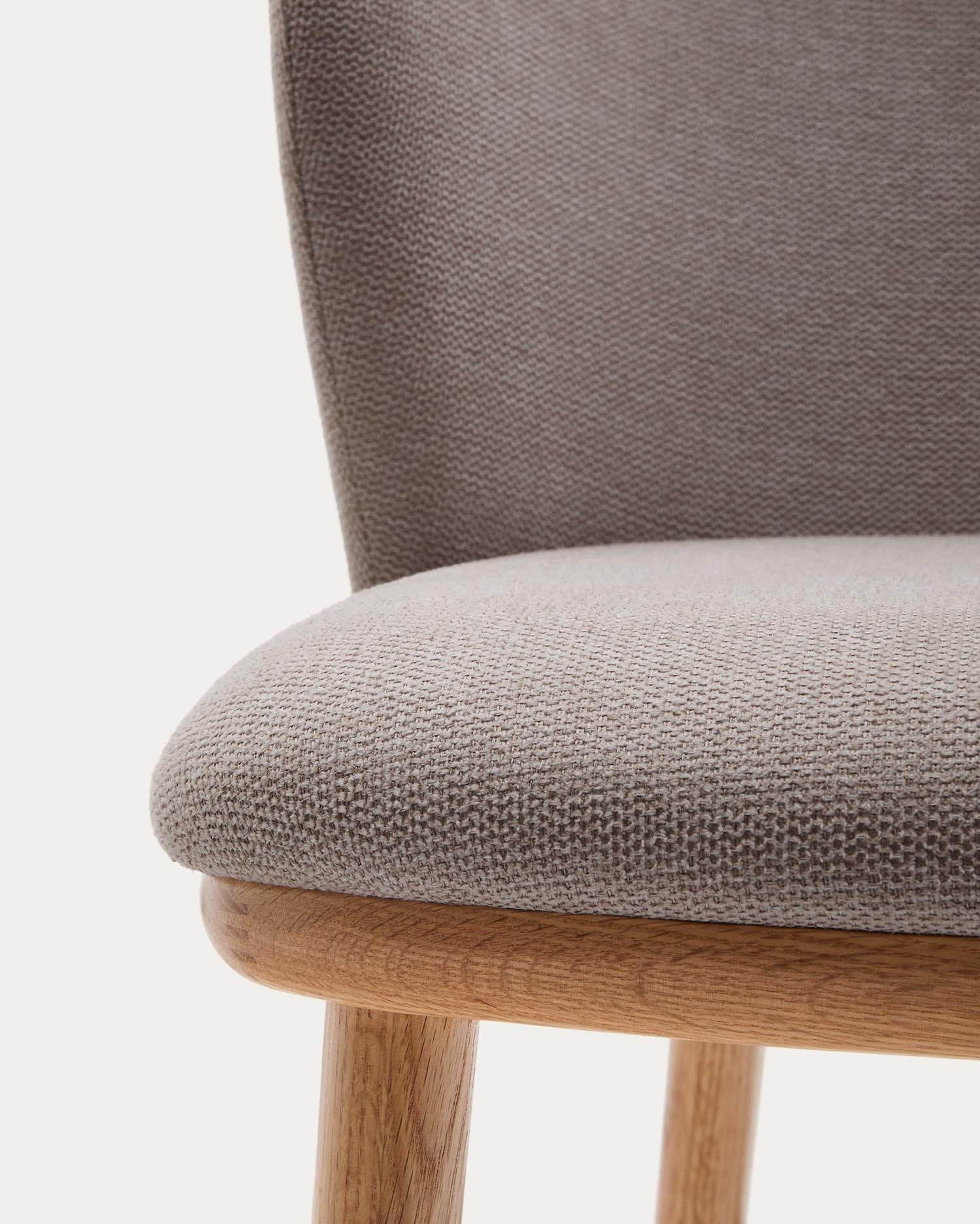 Hocker Ciselia braune Chenille und massive Esche mit natürlichem Finish FSC Mix Credit 75 cm in Braun präsentiert im Onlineshop von KAQTU Design AG. Hocker ist von Kave Home