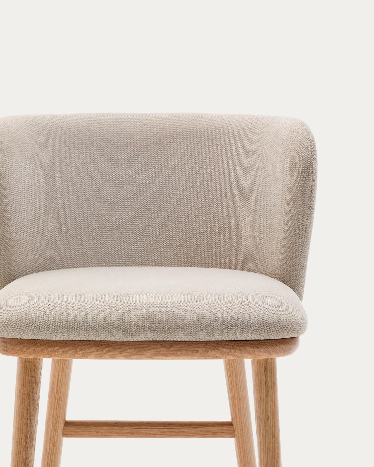 Hocker Ciselia beige Chenille und massive Esche mit natürlichem Finish FSC Mix Credit 75 cm in Beige präsentiert im Onlineshop von KAQTU Design AG. Hocker ist von Kave Home