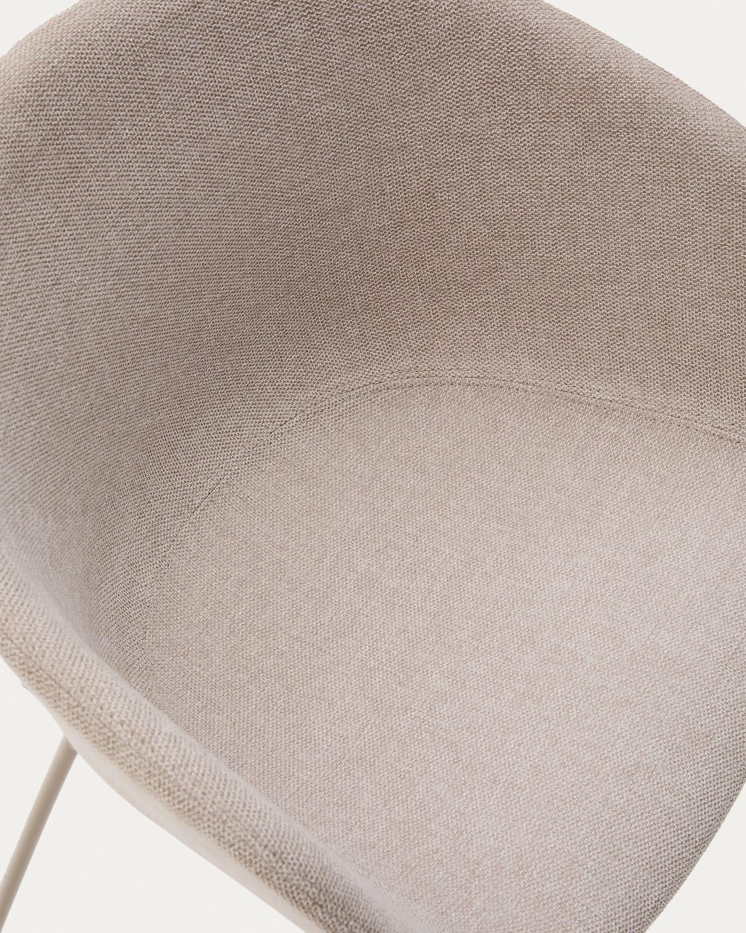 Stuhl Yvette aus beigefarbener Chenille und Stahlbeinen mit beigefarbenem Finish in Beige präsentiert im Onlineshop von KAQTU Design AG. Stuhl ist von Kave Home