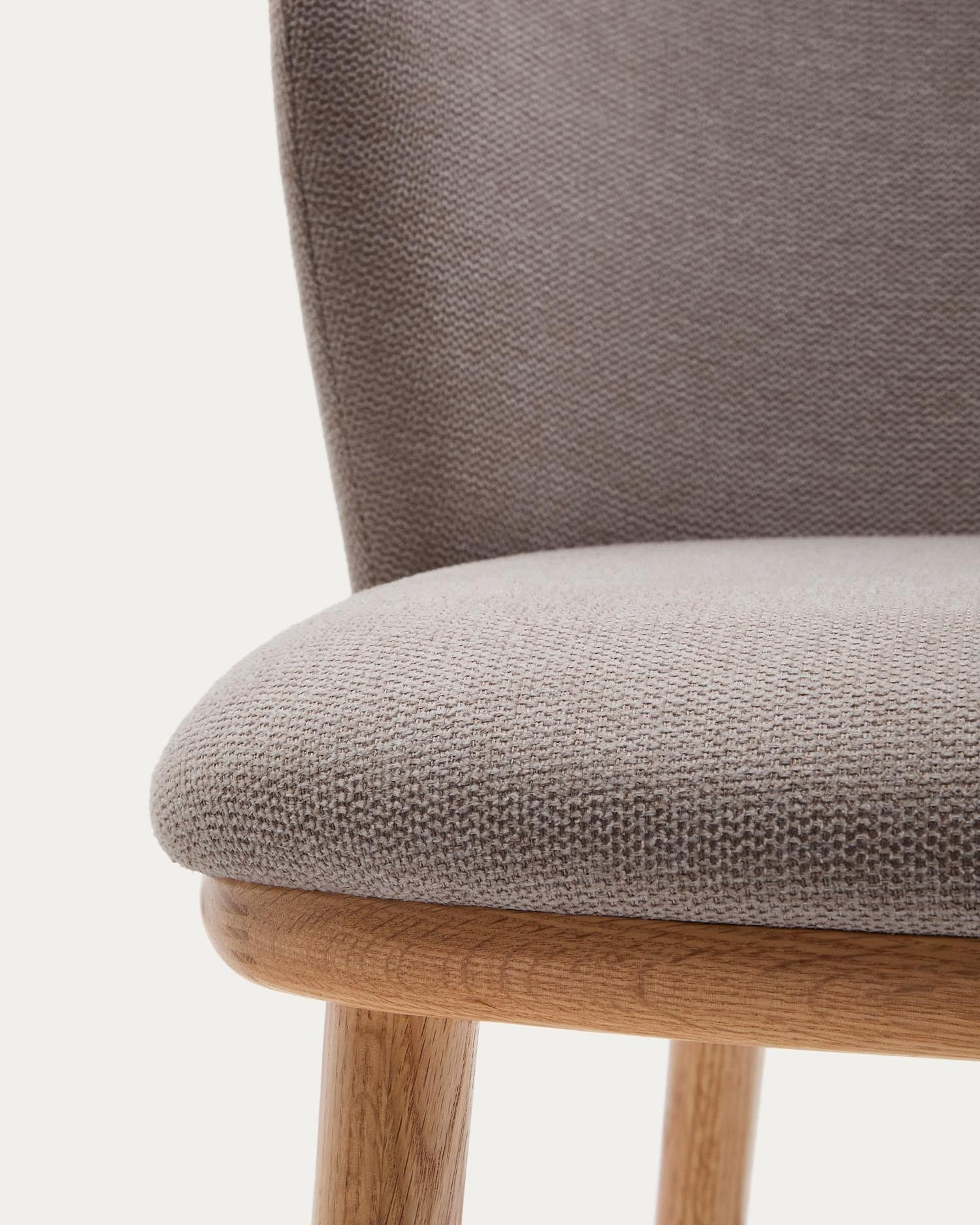 Hocker Ciselia braune Chenille und massive Esche mit natürlichem Finish FSC Mix Credit 65 cm in Braun präsentiert im Onlineshop von KAQTU Design AG. Hocker ist von Kave Home