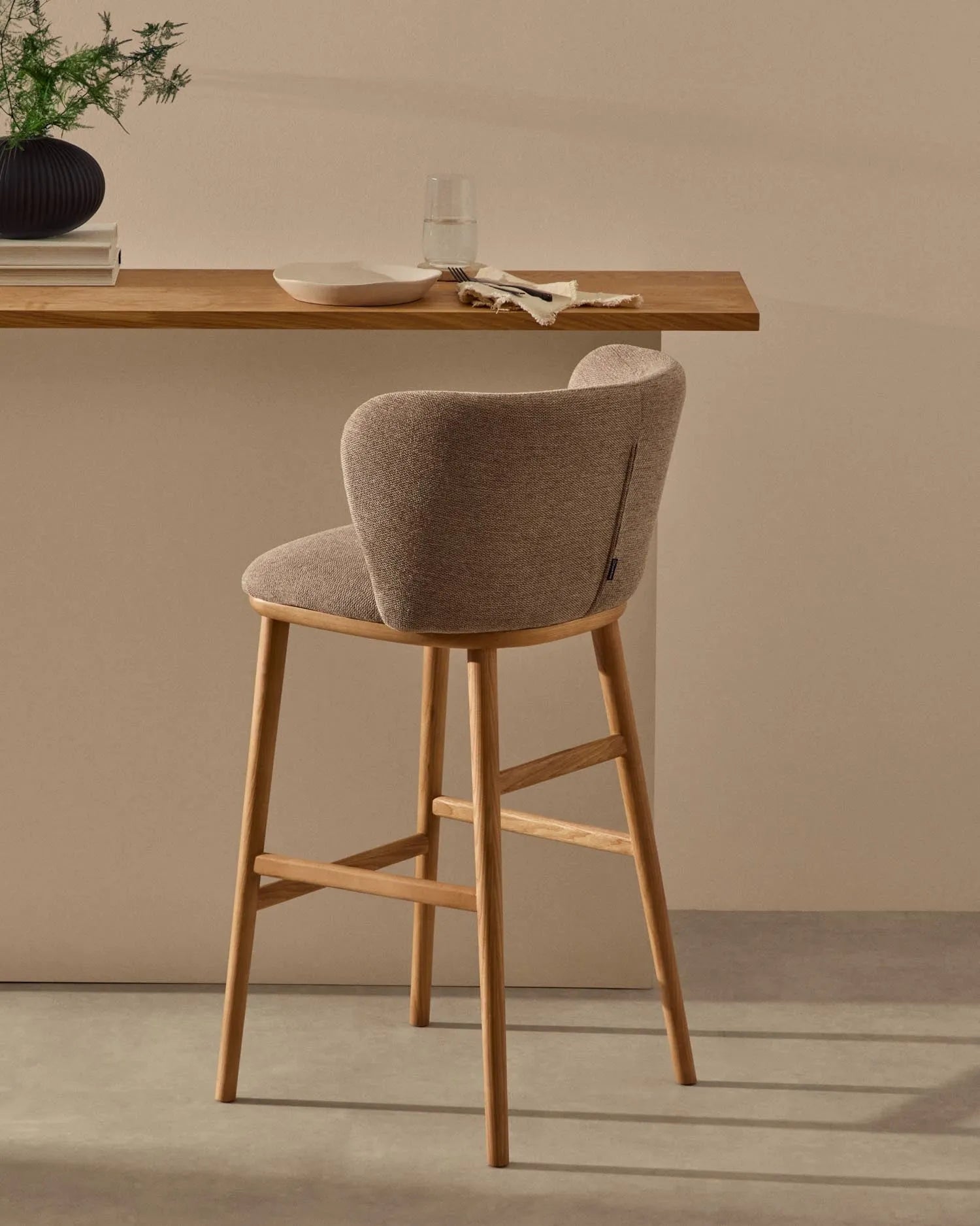 Eleganter Hocker mit brauner Chenille und massiver Esche, 65 cm hoch, ideal für Bar oder Tisch, vereint Komfort und Stil.