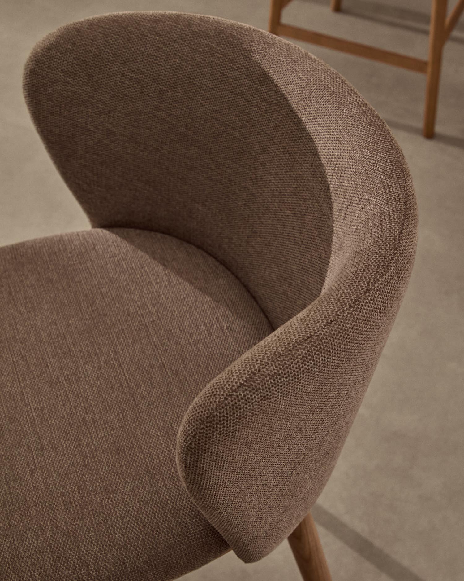 Hocker Ciselia braune Chenille und massive Esche mit natürlichem Finish FSC Mix Credit 65 cm in Braun präsentiert im Onlineshop von KAQTU Design AG. Hocker ist von Kave Home