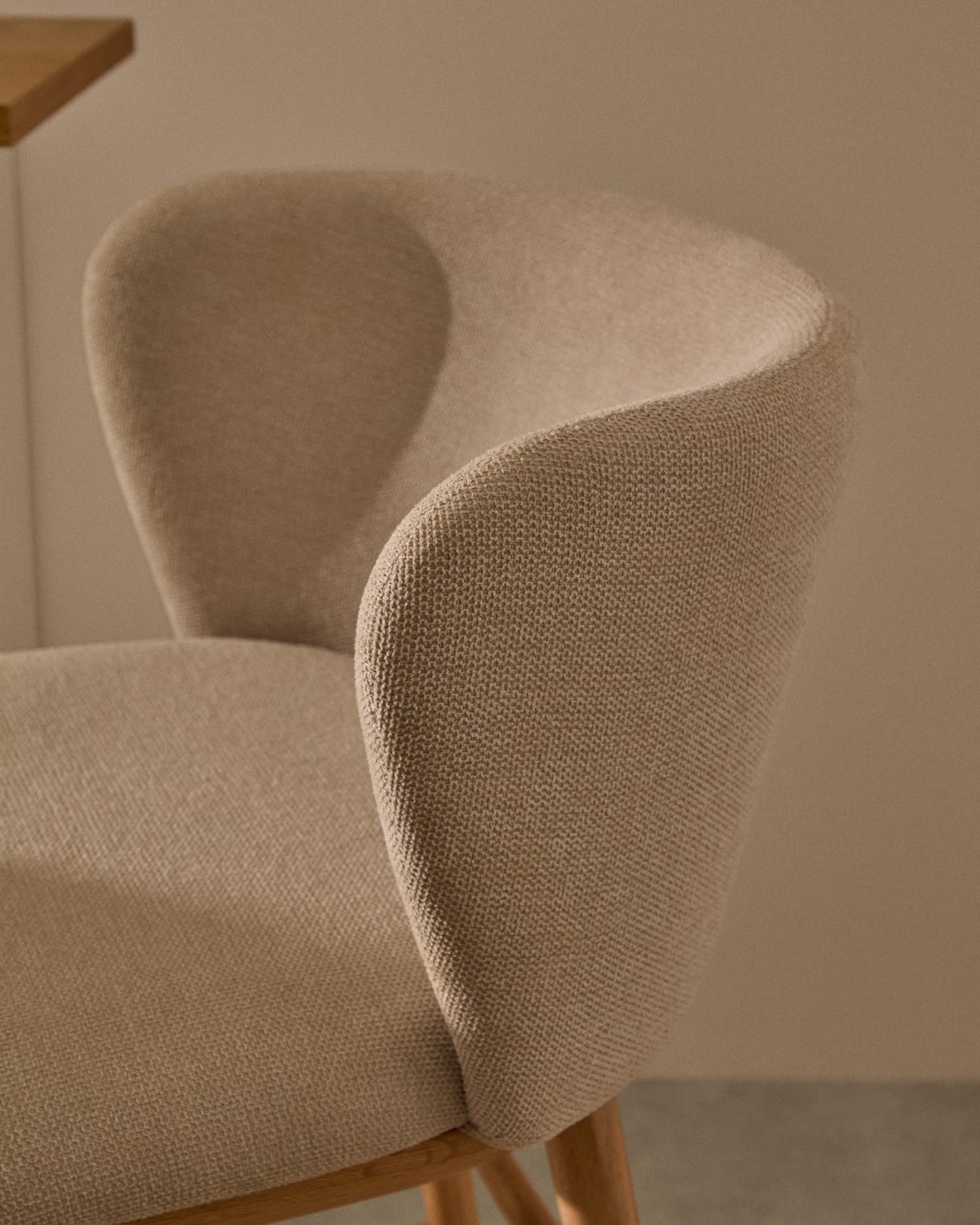 Hocker Ciselia beige Chenille und massive Esche mit natürlichem Finish FSC Mix Credit 65 cm in Beige präsentiert im Onlineshop von KAQTU Design AG. Hocker ist von Kave Home