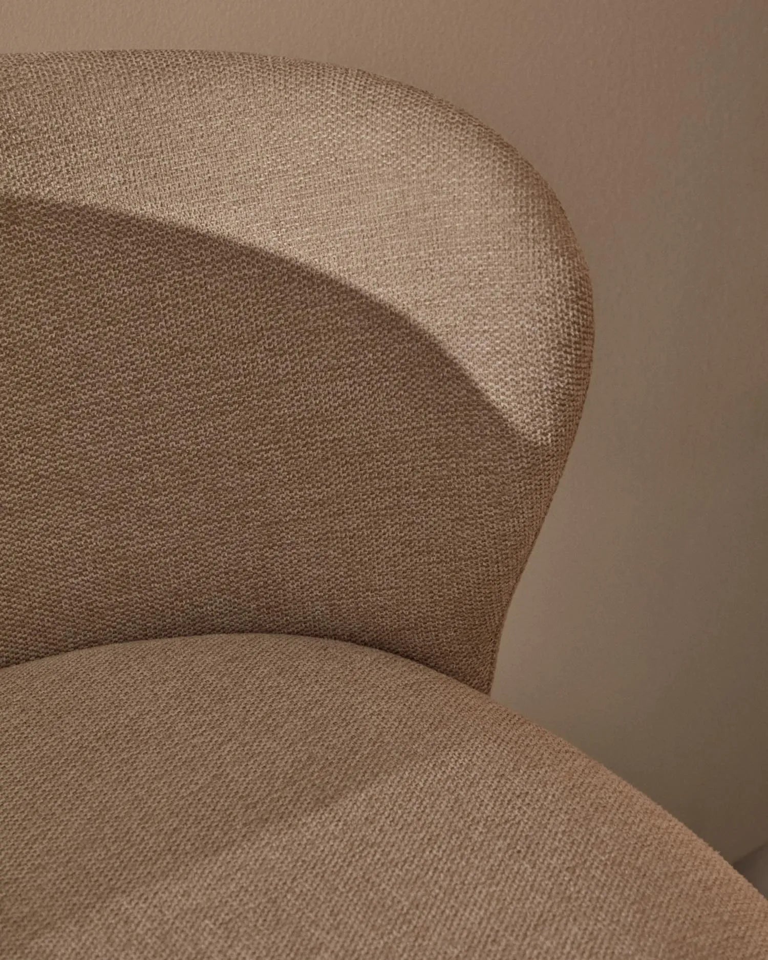 Der Hocker Ciselia in Beige vereint weichen Chenille-Stoff mit massiver Esche, bietet Komfort und Nachhaltigkeit in stilvollem Design.