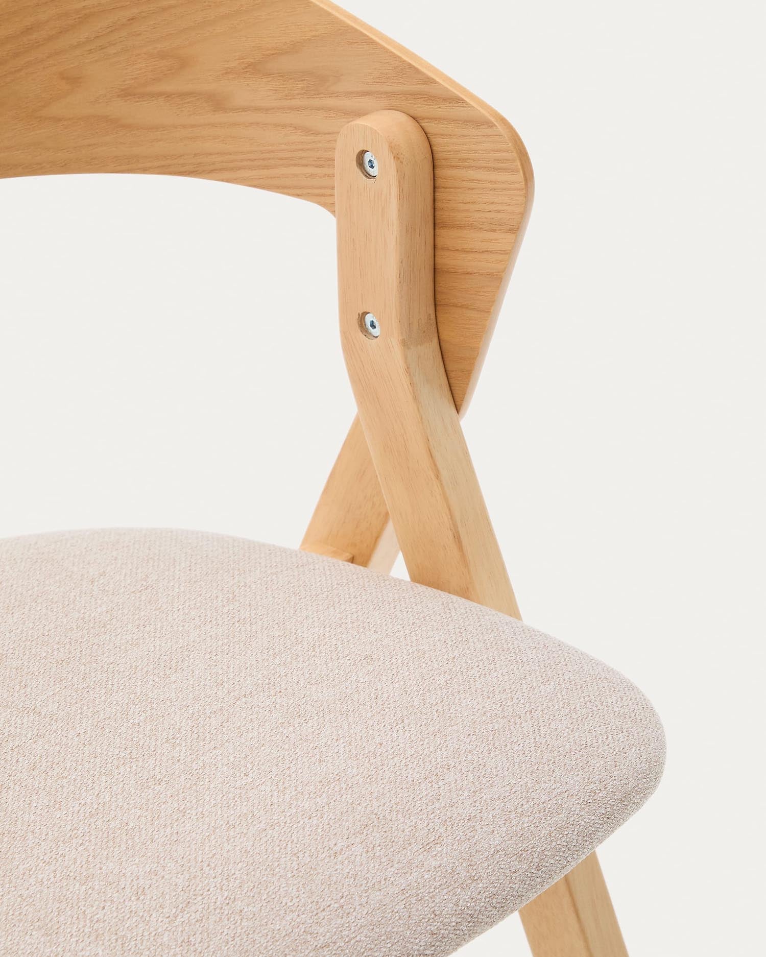 Stuhl Godia aus Eschefurnier und massivem Kautschukholz mit naturfarbenem Finish und beigefarbener Chenille in Beige präsentiert im Onlineshop von KAQTU Design AG. Stuhl ist von Kave Home