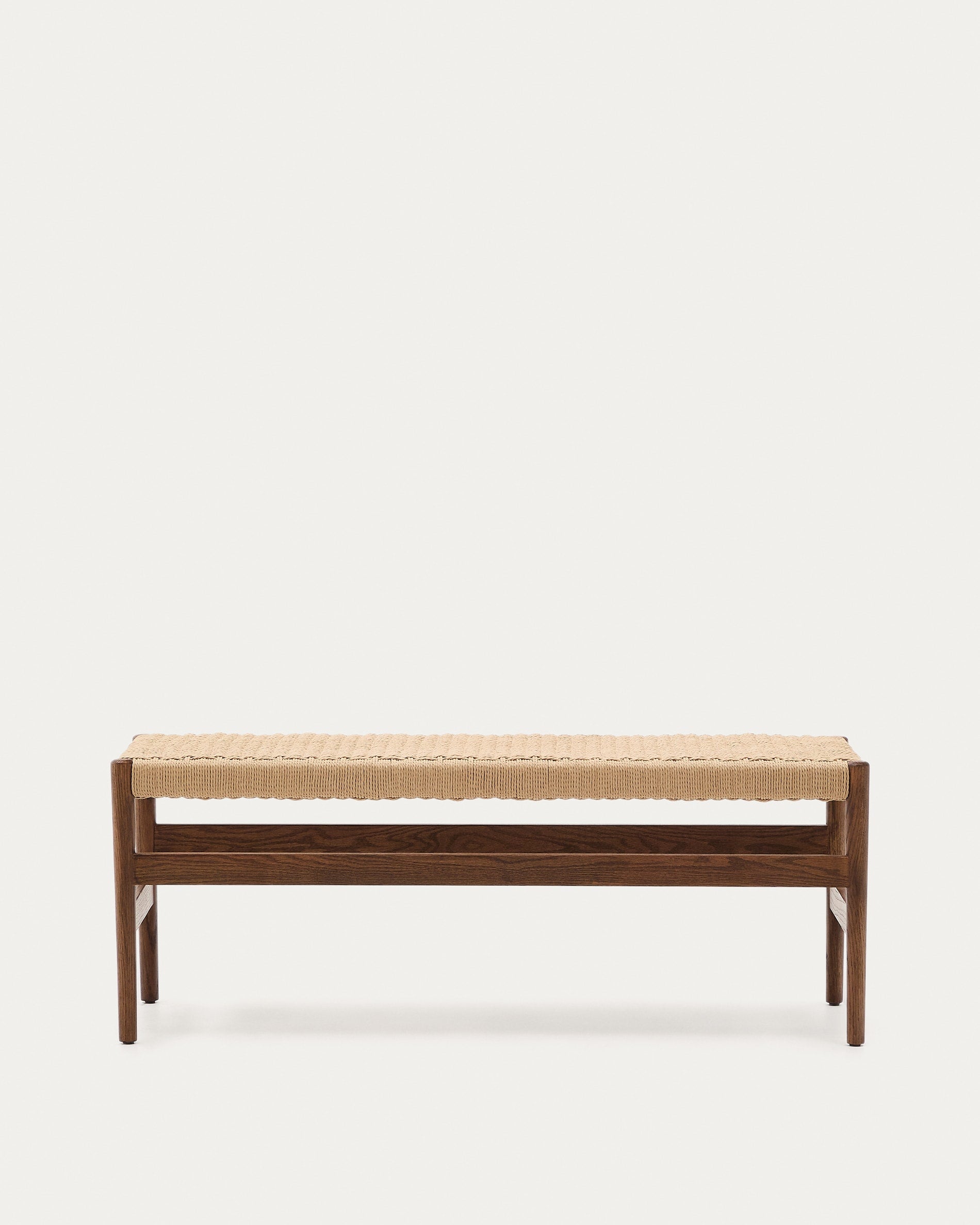 Zaide Bank aus massivem Eichenholz mit Nussbaum-Finish und Seilsitzfläche FSC 100% 120 cm in Braun präsentiert im Onlineshop von KAQTU Design AG. Sitzbank ist von Kave Home