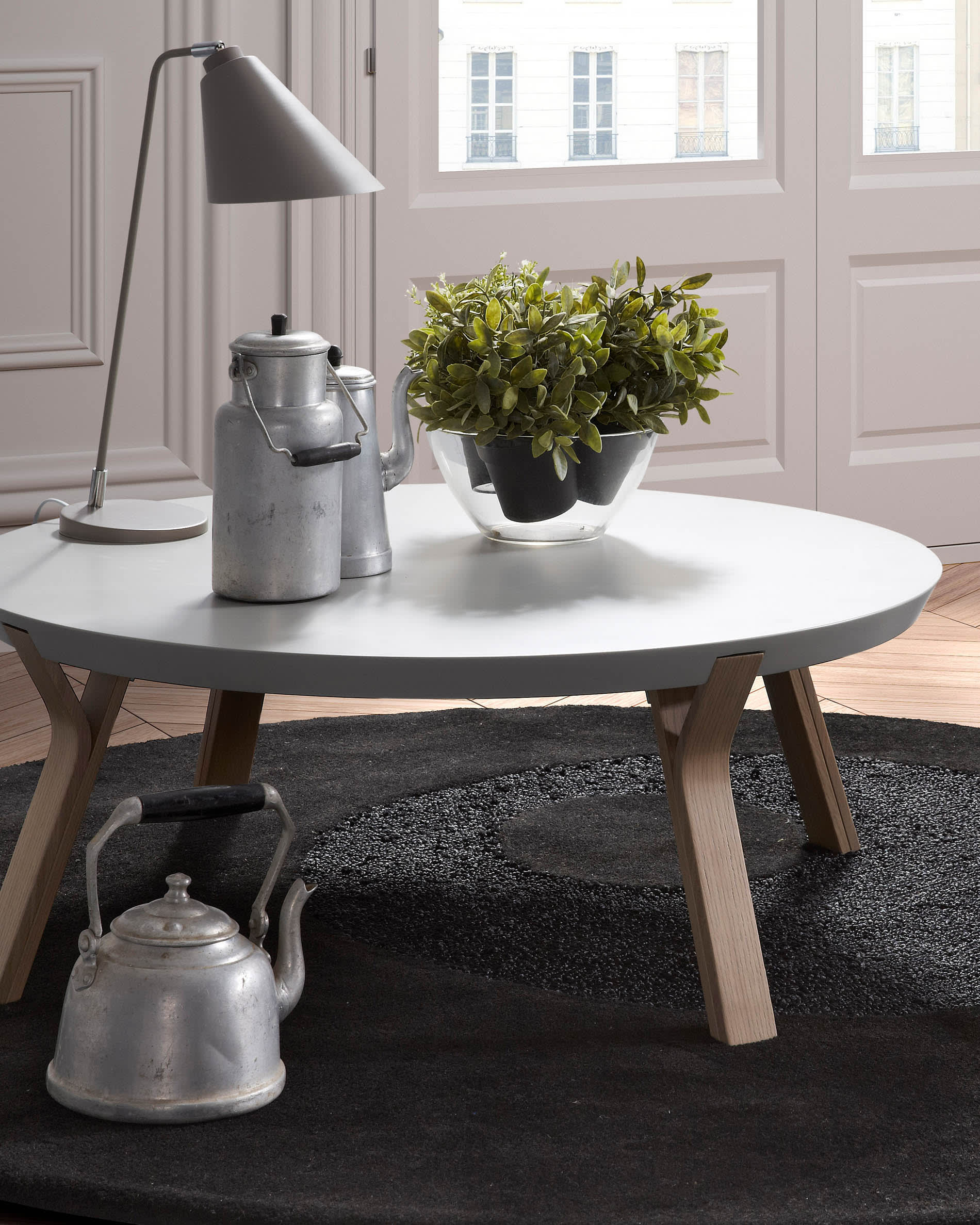 Dilos Couchtisch massives Eschenholz und weiss lackiert Ø 90 cm in Weiß präsentiert im Onlineshop von KAQTU Design AG. Beistelltisch ist von Kave Home