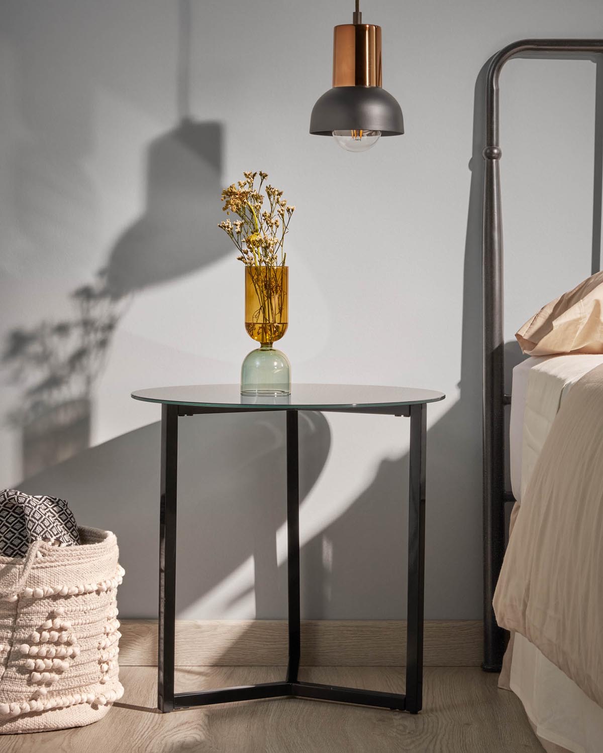 Raeam Beistelltisch getempertes Glas und Stahl mit schwarzem Finish Ø 50 cm in Schwarz präsentiert im Onlineshop von KAQTU Design AG. Beistelltisch ist von Kave Home