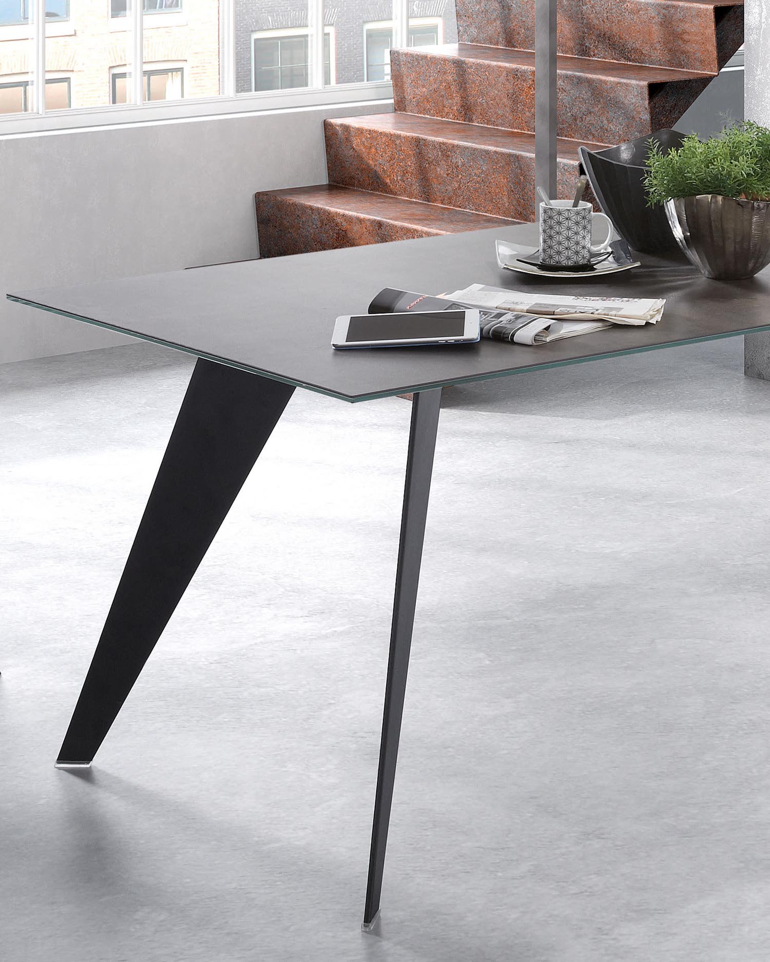 Koda Tisch 160 x 90 cm aus Feinsteinzeug mit Iron Moss Finish und schwarzen Stahlbeinen in Schwarz präsentiert im Onlineshop von KAQTU Design AG. Esstisch ist von Kave Home