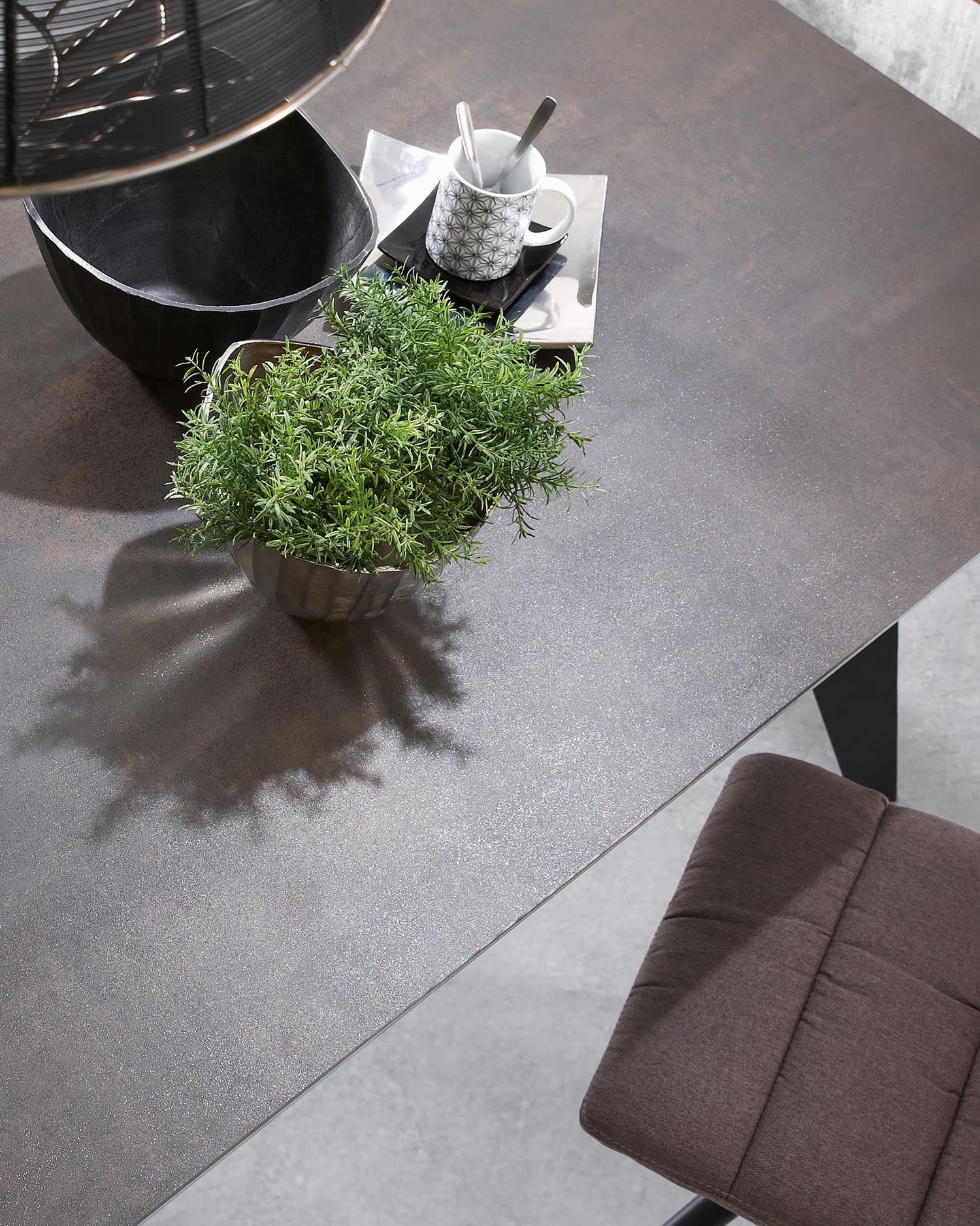 Koda Tisch 160 x 90 cm aus Feinsteinzeug mit Iron Moss Finish und schwarzen Stahlbeinen in Schwarz präsentiert im Onlineshop von KAQTU Design AG. Esstisch ist von Kave Home