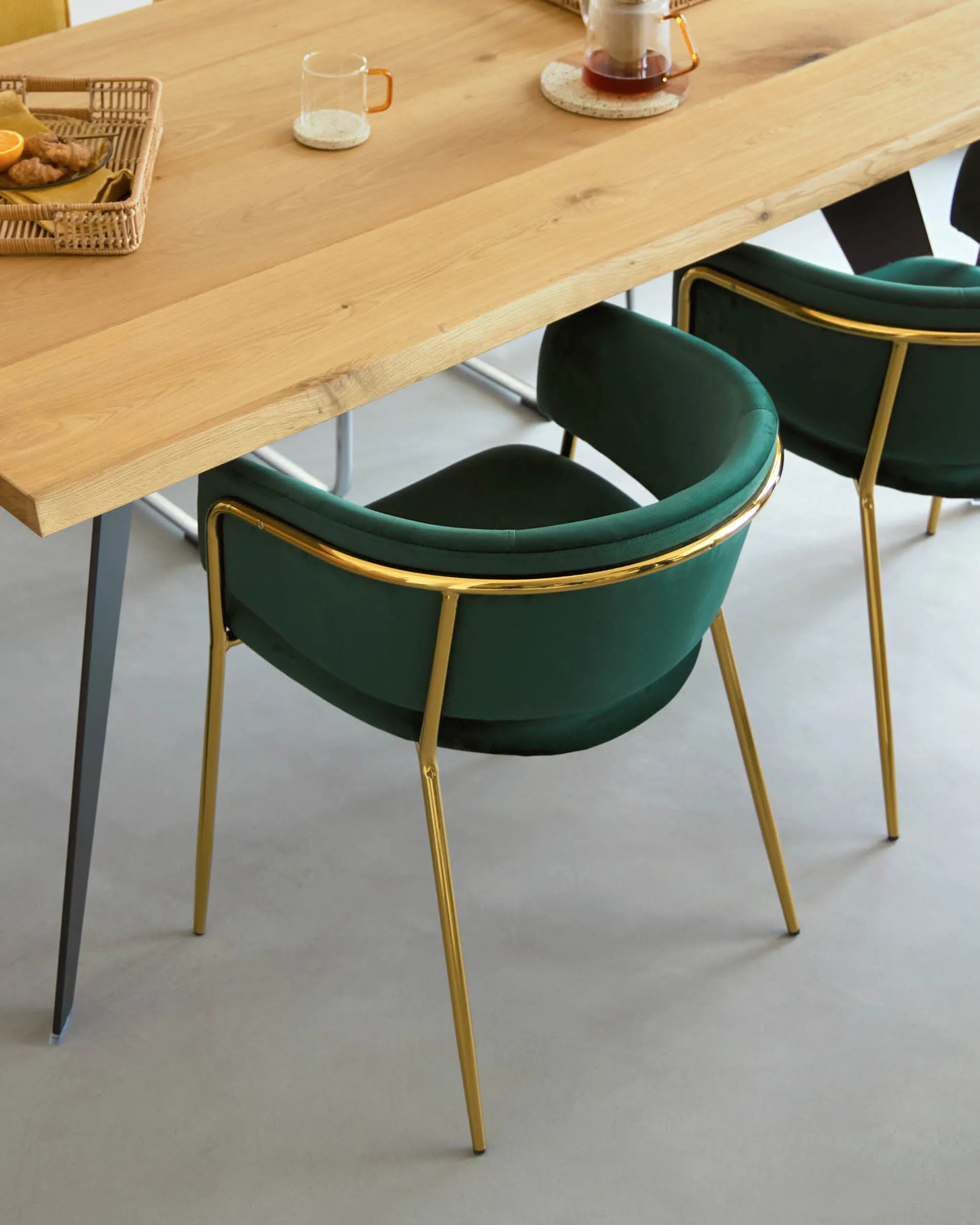 Der Koda Tisch vereint natürliche Eleganz mit modernem Design: Eichenfurnier trifft auf schwarze Stahlbeine, ideal für stilvolle Dinner.