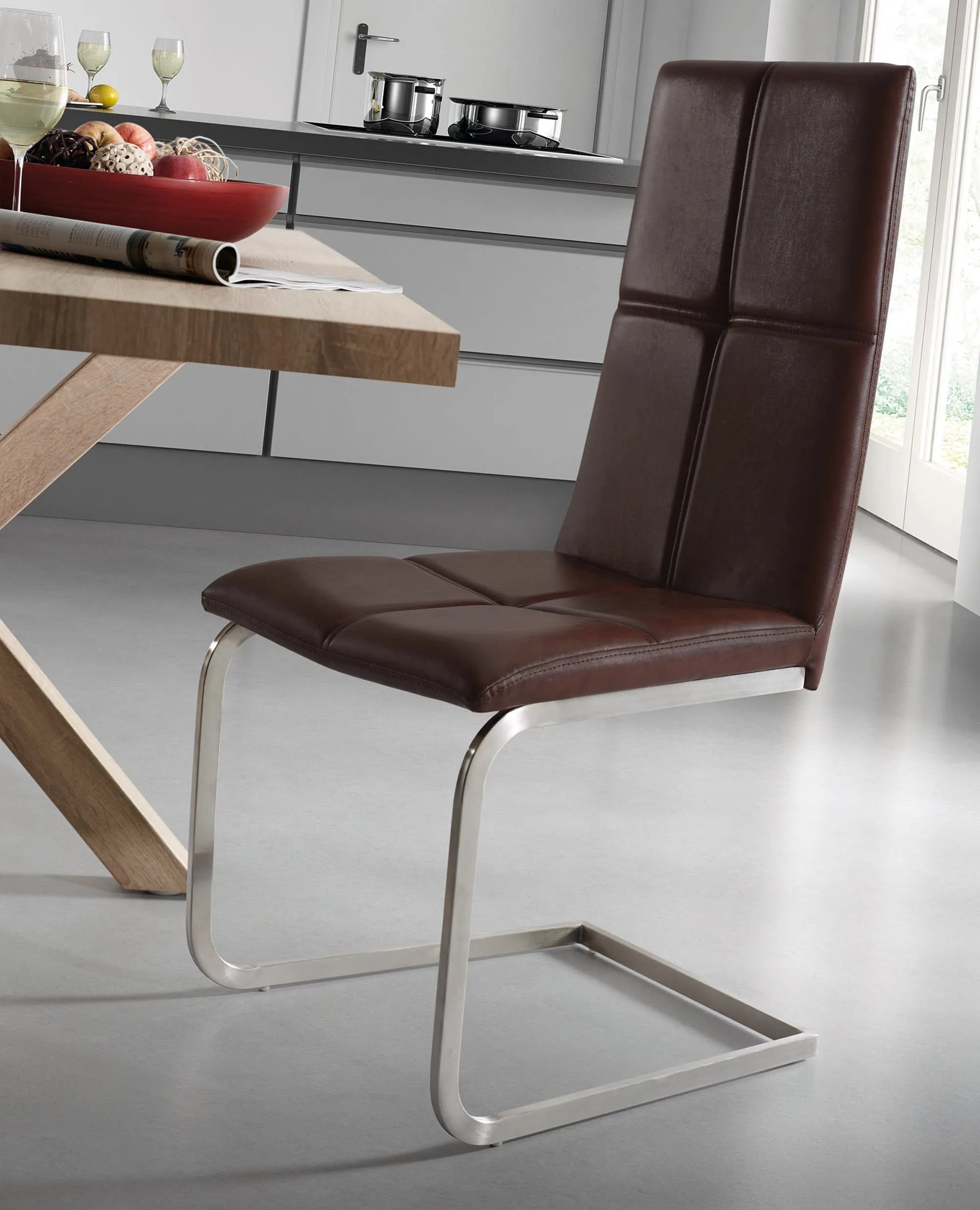 Der Tisch Argo von Kave Home vereint modernes Design mit Funktionalität: Melaminplatte, Stahlbeine in Holzoptik, 180x100 cm.