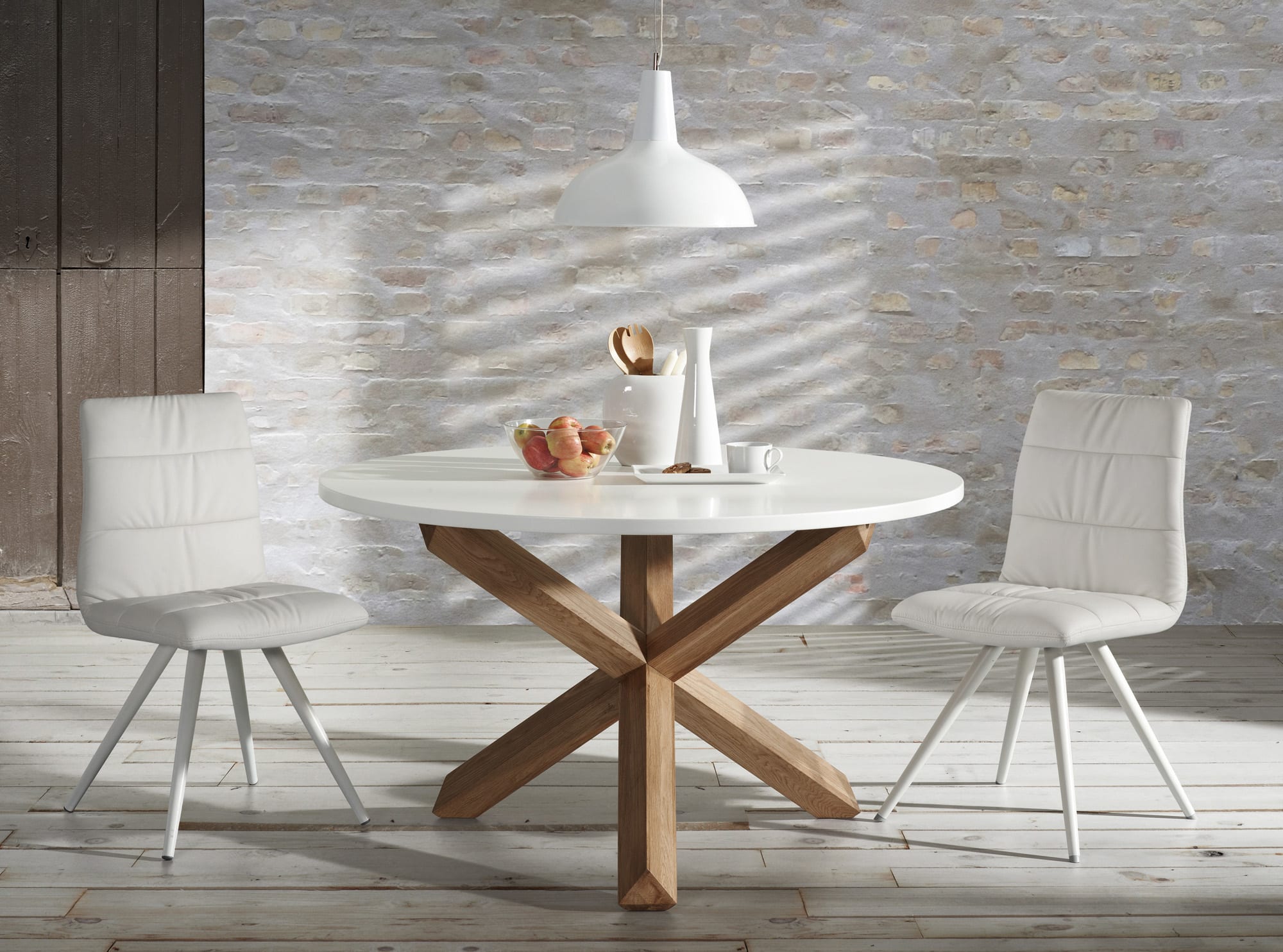 Lotus runder Tisch Ø 120 cm weiss lackiertes MDF mit massiven Eichenbeinen in Weiß präsentiert im Onlineshop von KAQTU Design AG. Esstisch ist von Kave Home