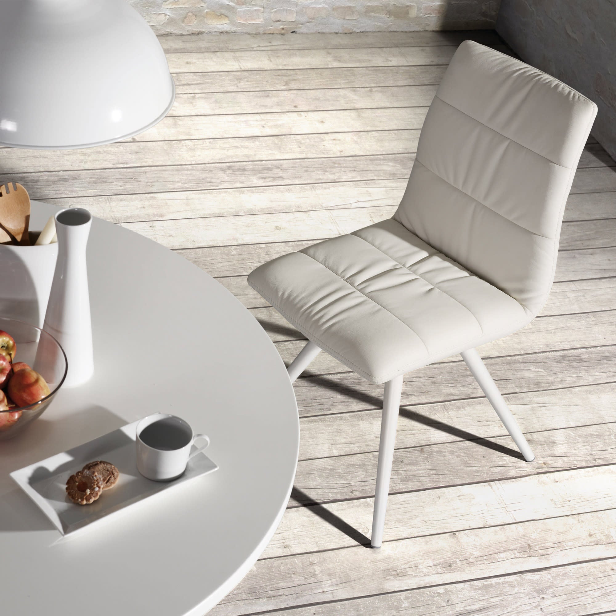 Lotus runder Tisch Ø 120 cm weiss lackiertes MDF mit massiven Eichenbeinen in Weiß präsentiert im Onlineshop von KAQTU Design AG. Esstisch ist von Kave Home