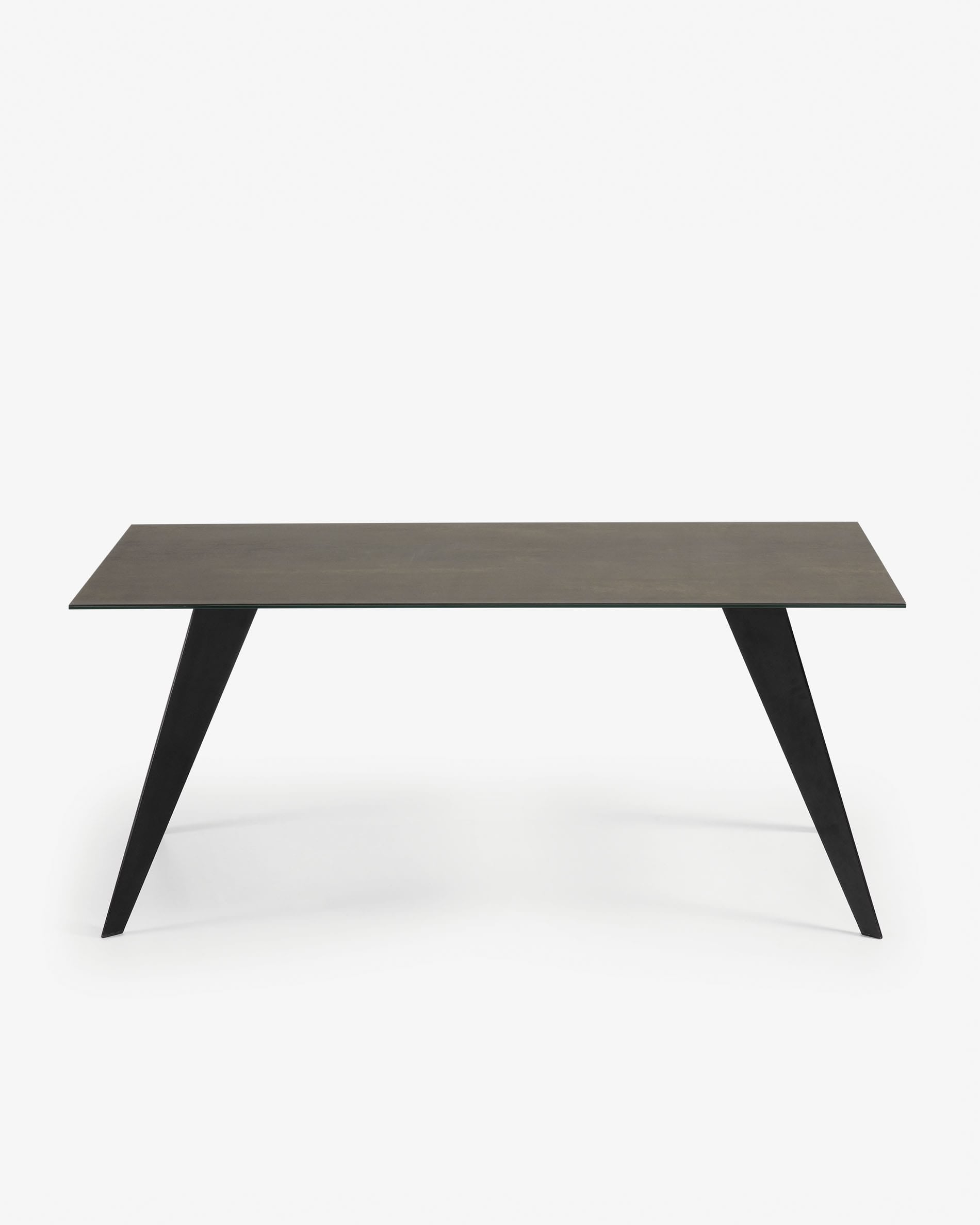 Koda Tisch aus Feinsteinzeug mit Iron Moss Finish und Stahlbeinen in Schwarz 180 x 100 cm in Grau präsentiert im Onlineshop von KAQTU Design AG. Esstisch ist von Kave Home