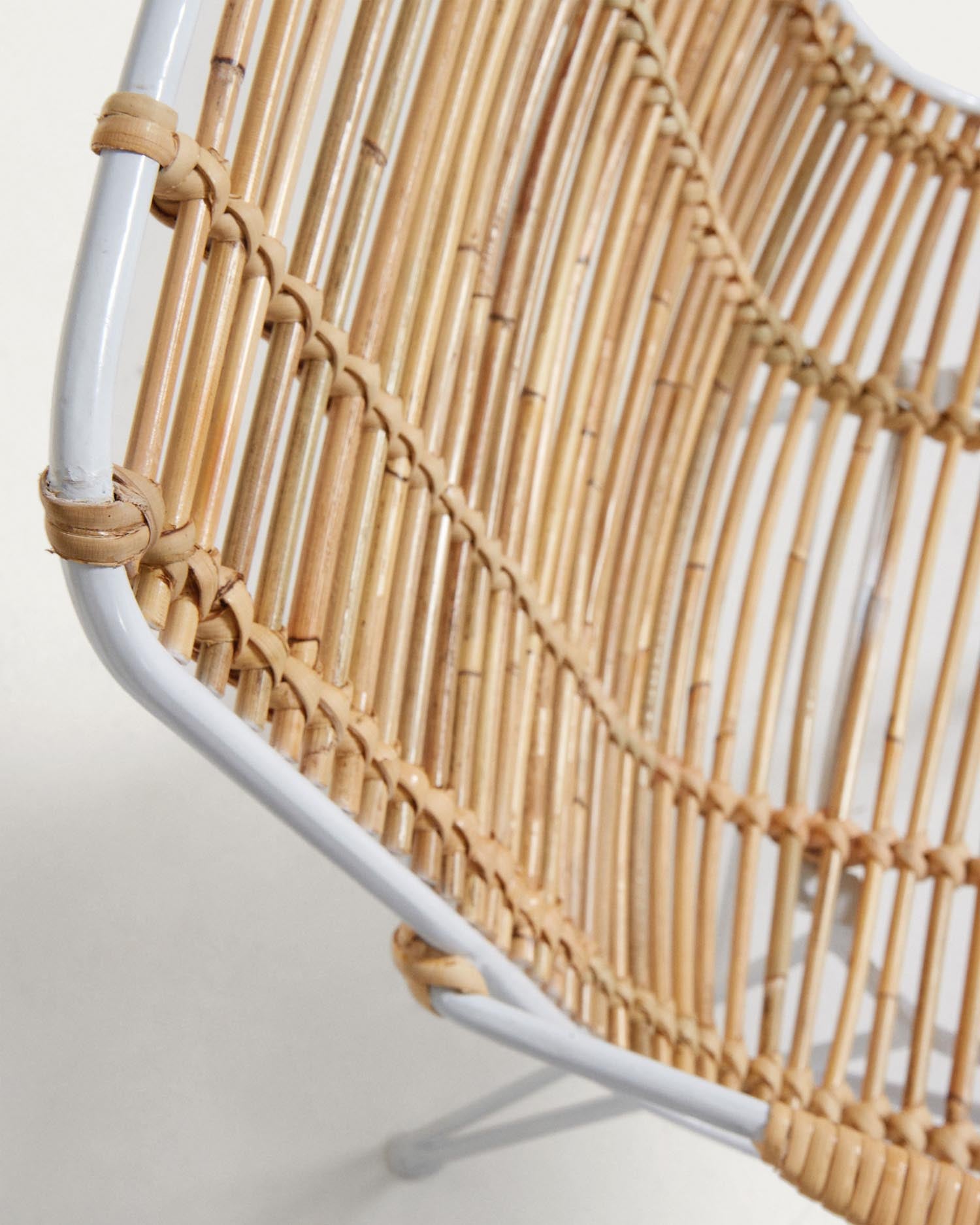 Tishana Stuhl mit Armlehnen aus Rattan und Stahl weiss in Mehrfarbig präsentiert im Onlineshop von KAQTU Design AG. Stuhl ist von Kave Home