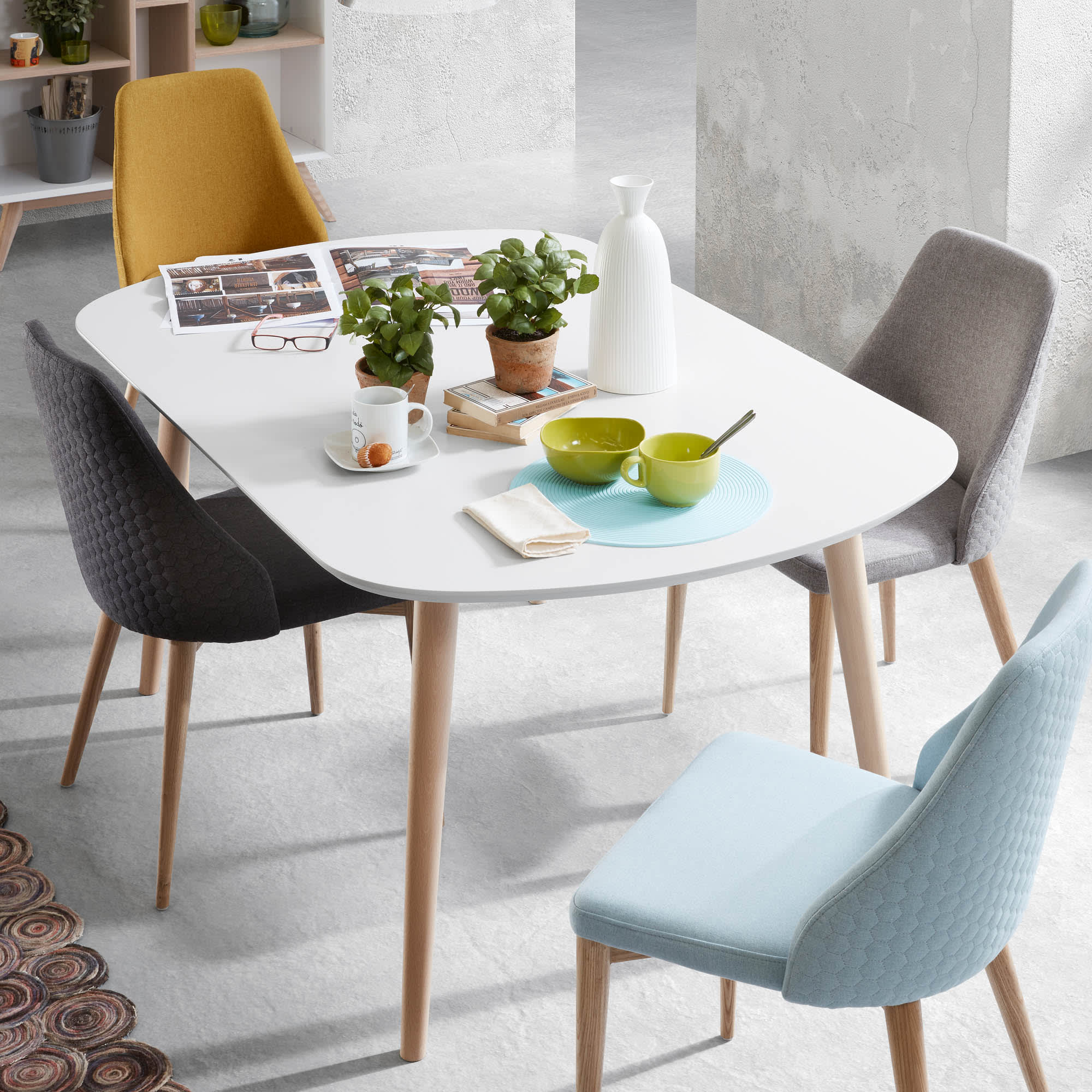 Rosie Stuhl senf mit Beinen aus massivem Eschenholz mit natürlichem Finish in Senfgelb präsentiert im Onlineshop von KAQTU Design AG. Stuhl ist von Kave Home