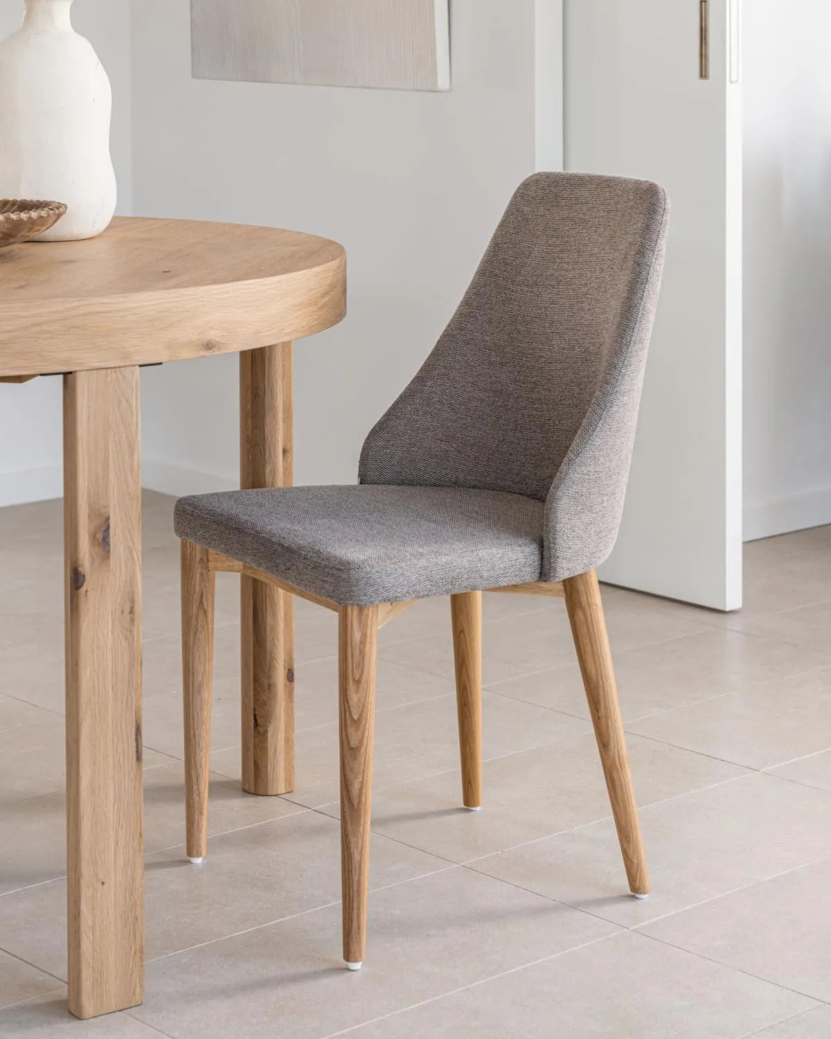 Rosie Stuhl aus brauner Chenille mit Beinen aus massiver Esche mit natürlichem Finish in Braun, Natur präsentiert im Onlineshop von KAQTU Design AG. Stuhl ist von Kave Home