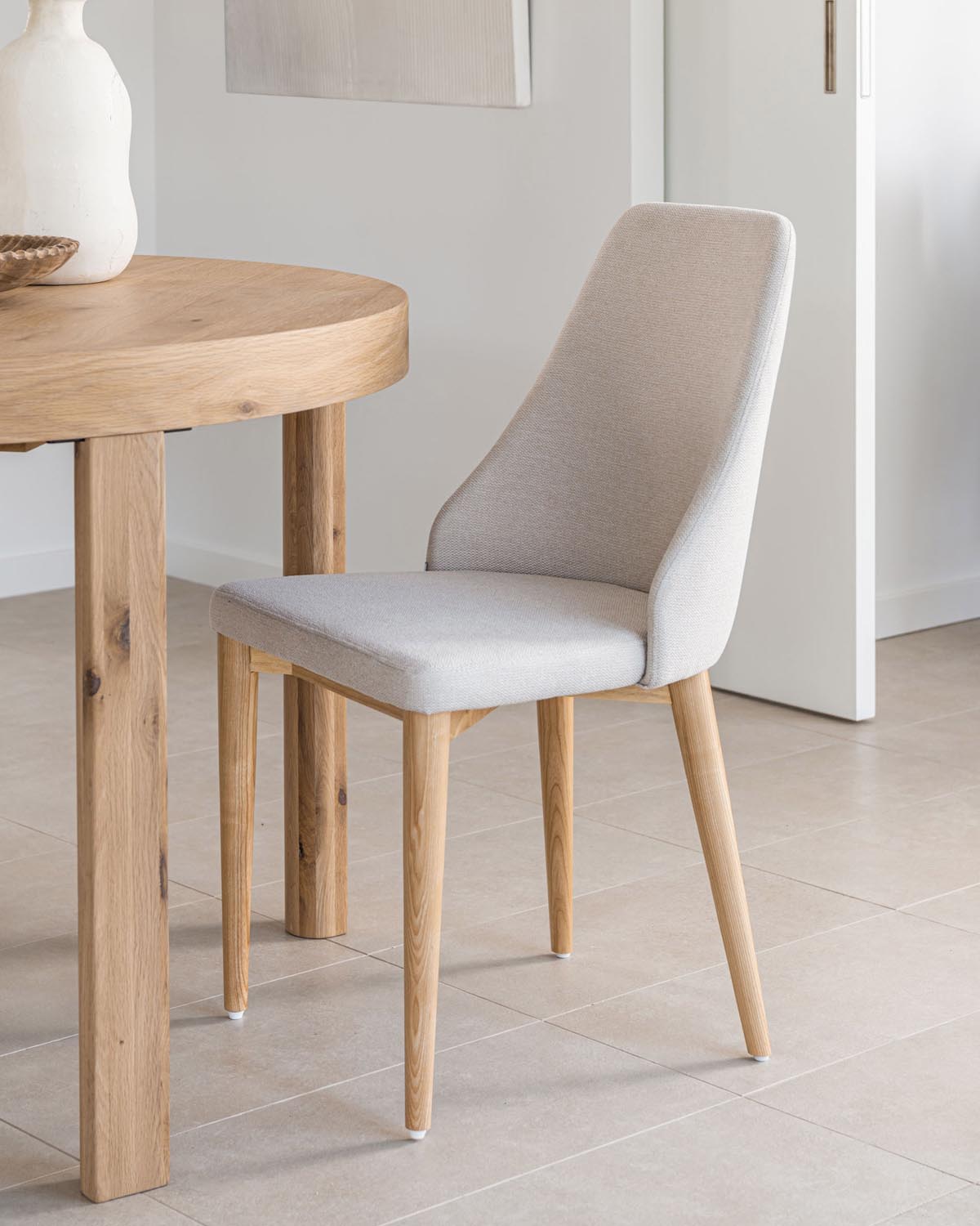 Rosie Stuhl aus beiger Chenille mit Beinen aus massiver Esche mit natürlichem Finish in Beige, Natur präsentiert im Onlineshop von KAQTU Design AG. Stuhl ist von Kave Home