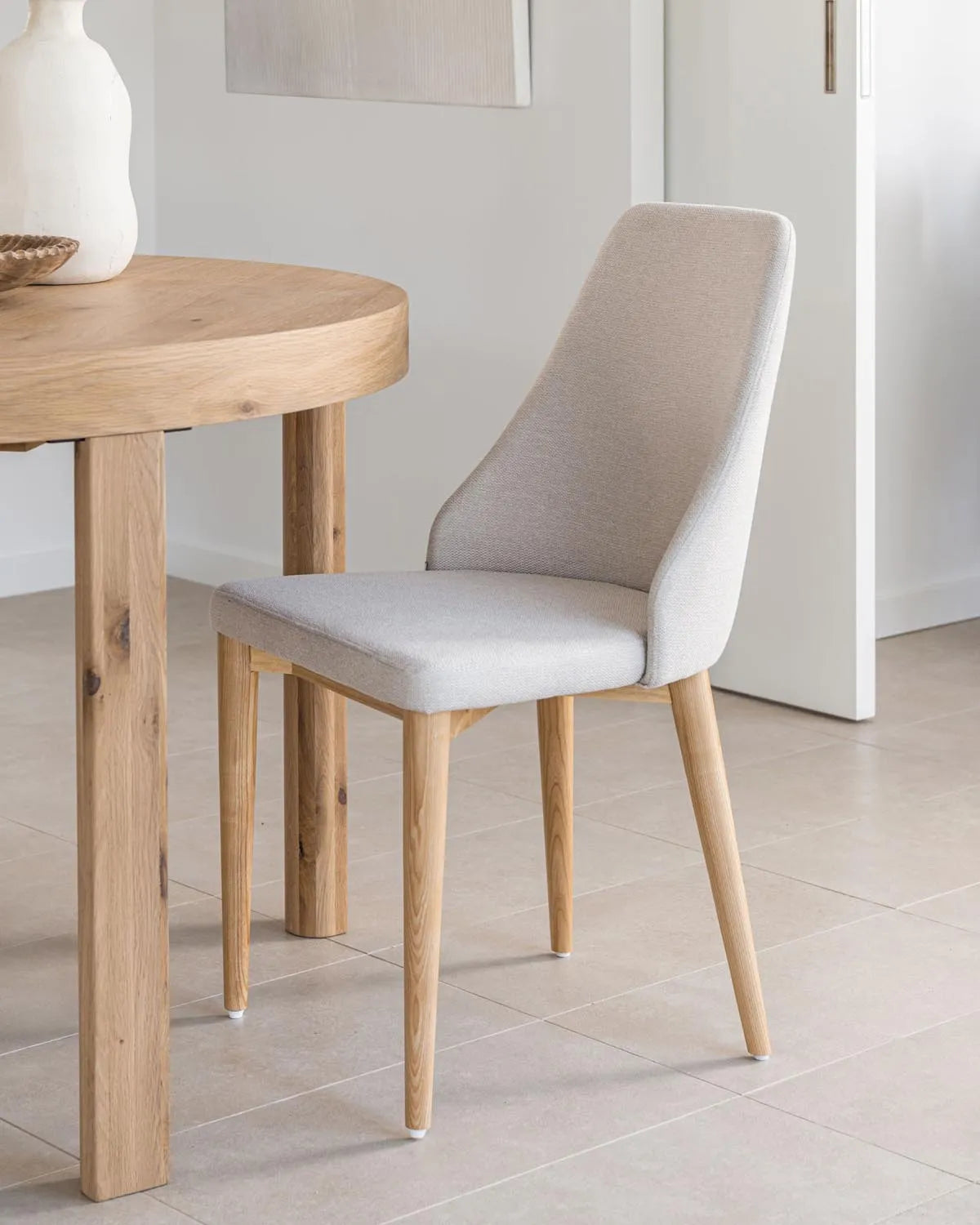 Rosie Stuhl aus beiger Chenille mit Beinen aus massiver Esche mit natürlichem Finish in Beige, Natur präsentiert im Onlineshop von KAQTU Design AG. Stuhl ist von Kave Home