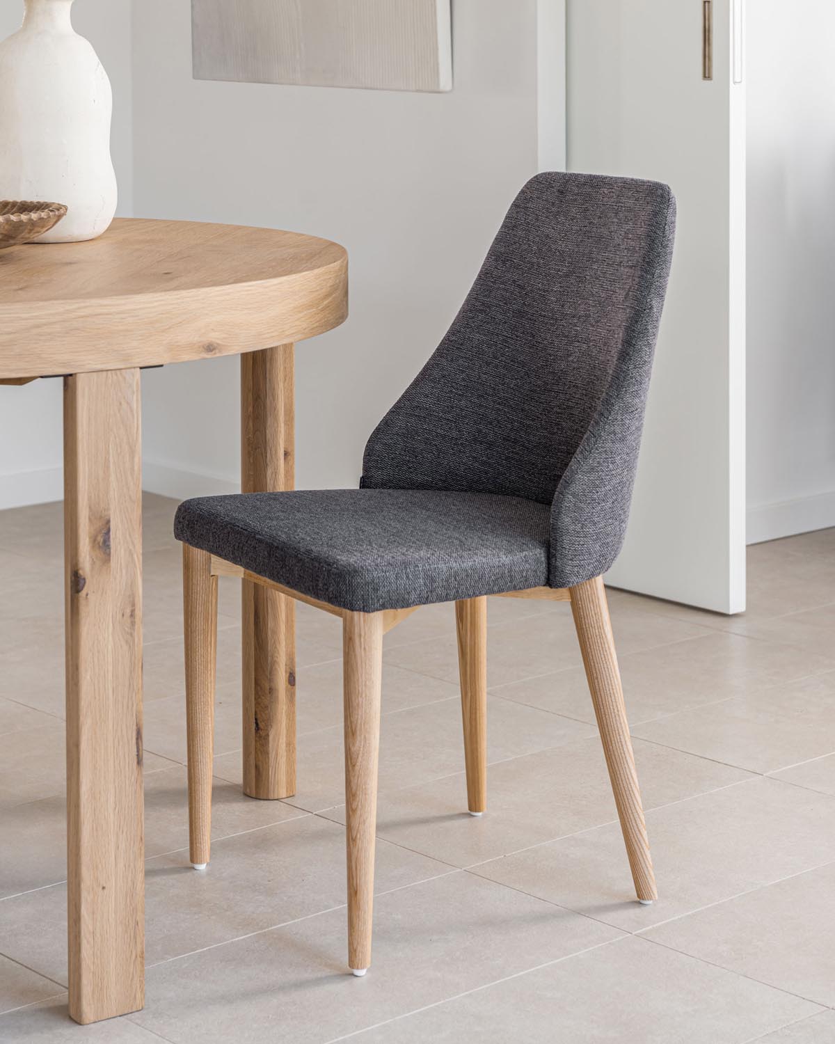 Rosie Stuhl mit dunkelgrauer Chenille und Beinen aus massiver Esche mit natürlichem Finish in Grau, Natur präsentiert im Onlineshop von KAQTU Design AG. Stuhl ist von Kave Home