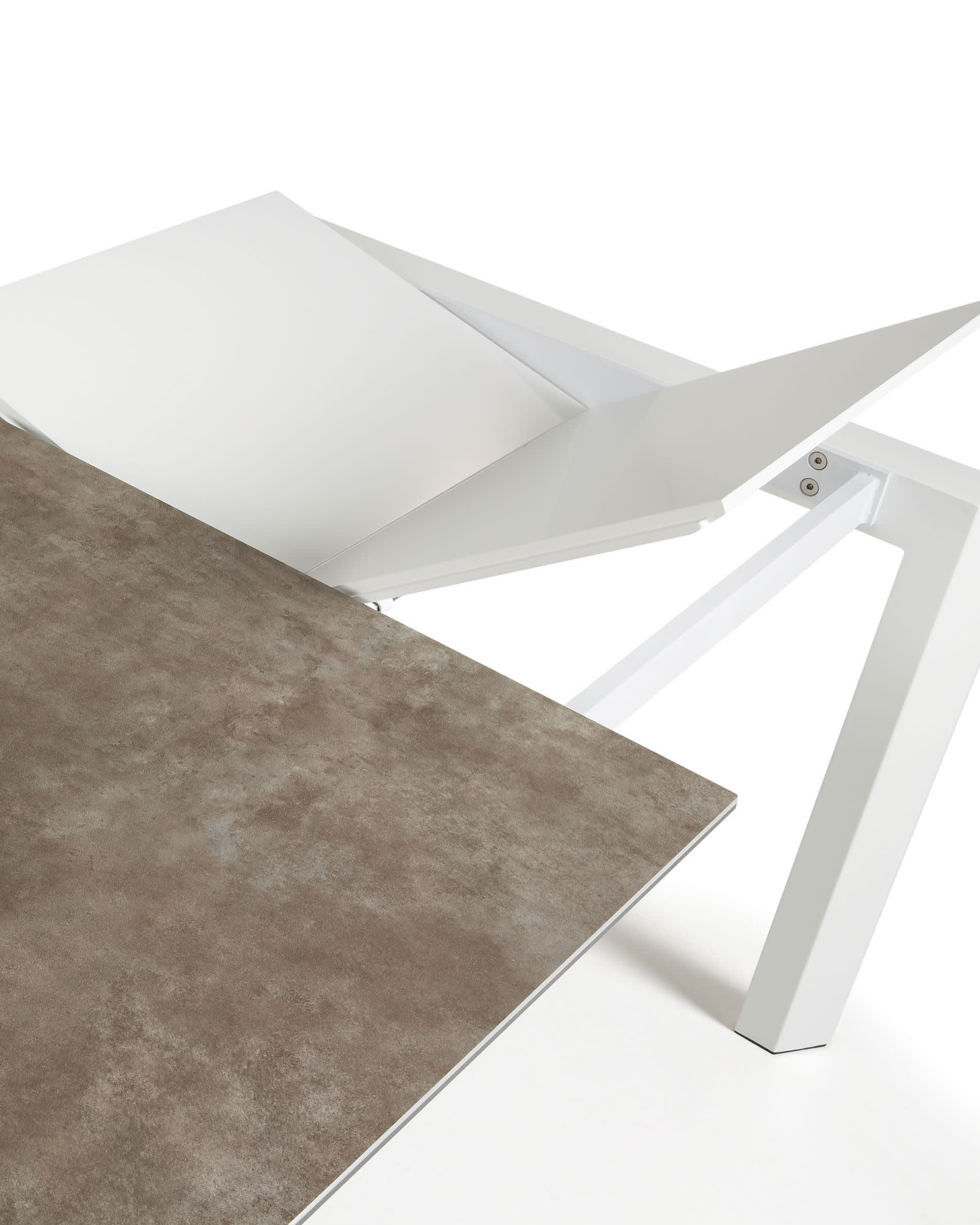 Axis Ausziehtisch Feinsteinzeug Vulcano Ceniza Finish Stahlbeine in Weiss 140 (200) cm in Braun präsentiert im Onlineshop von KAQTU Design AG. Esstisch ist von Kave Home