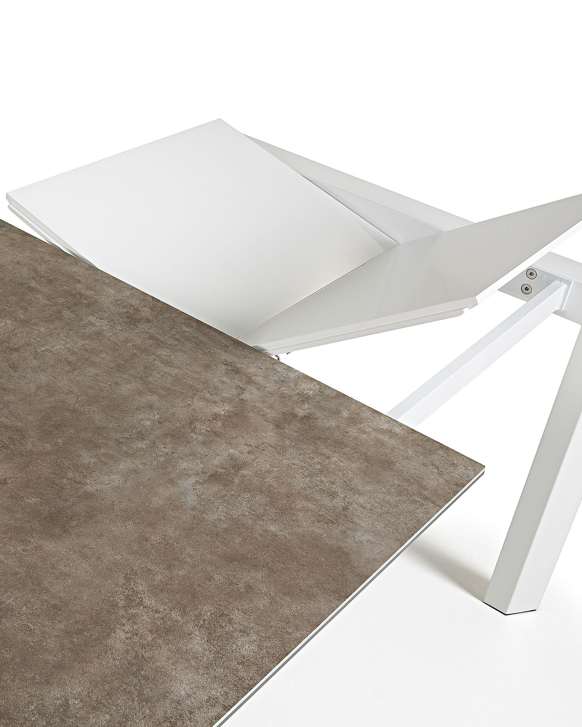 Axis Ausziehtisch Feinsteinzeug Vulcano Ceniza Finish Stahlbeine in Weiss 140 (200) cm in Braun präsentiert im Onlineshop von KAQTU Design AG. Esstisch ist von Kave Home