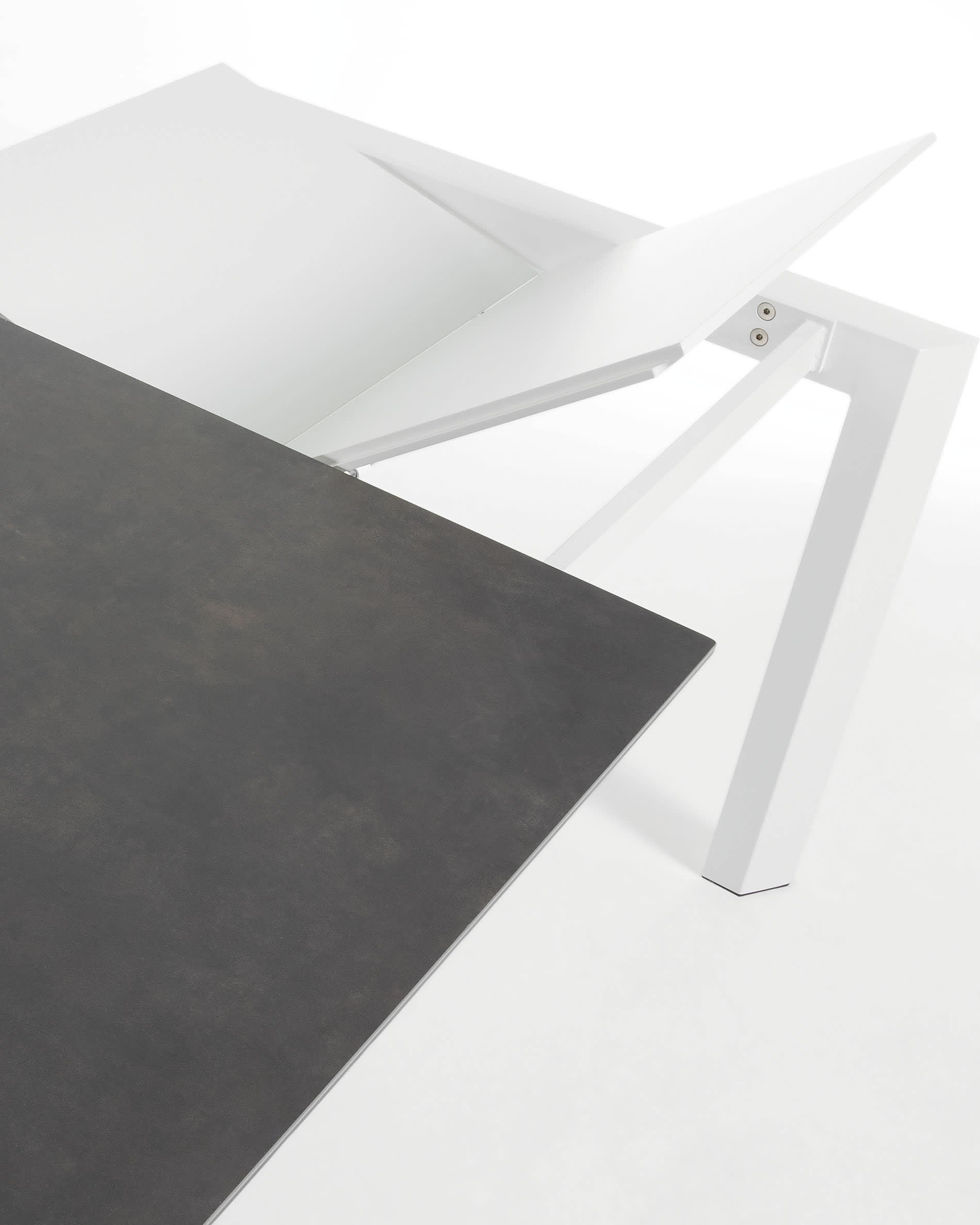 Axis Ausziehtisch Feinsteinzeug Vulcano Roca Finish Beine in Weiss 140 (200) cm in Grau präsentiert im Onlineshop von KAQTU Design AG. Esstisch ist von Kave Home