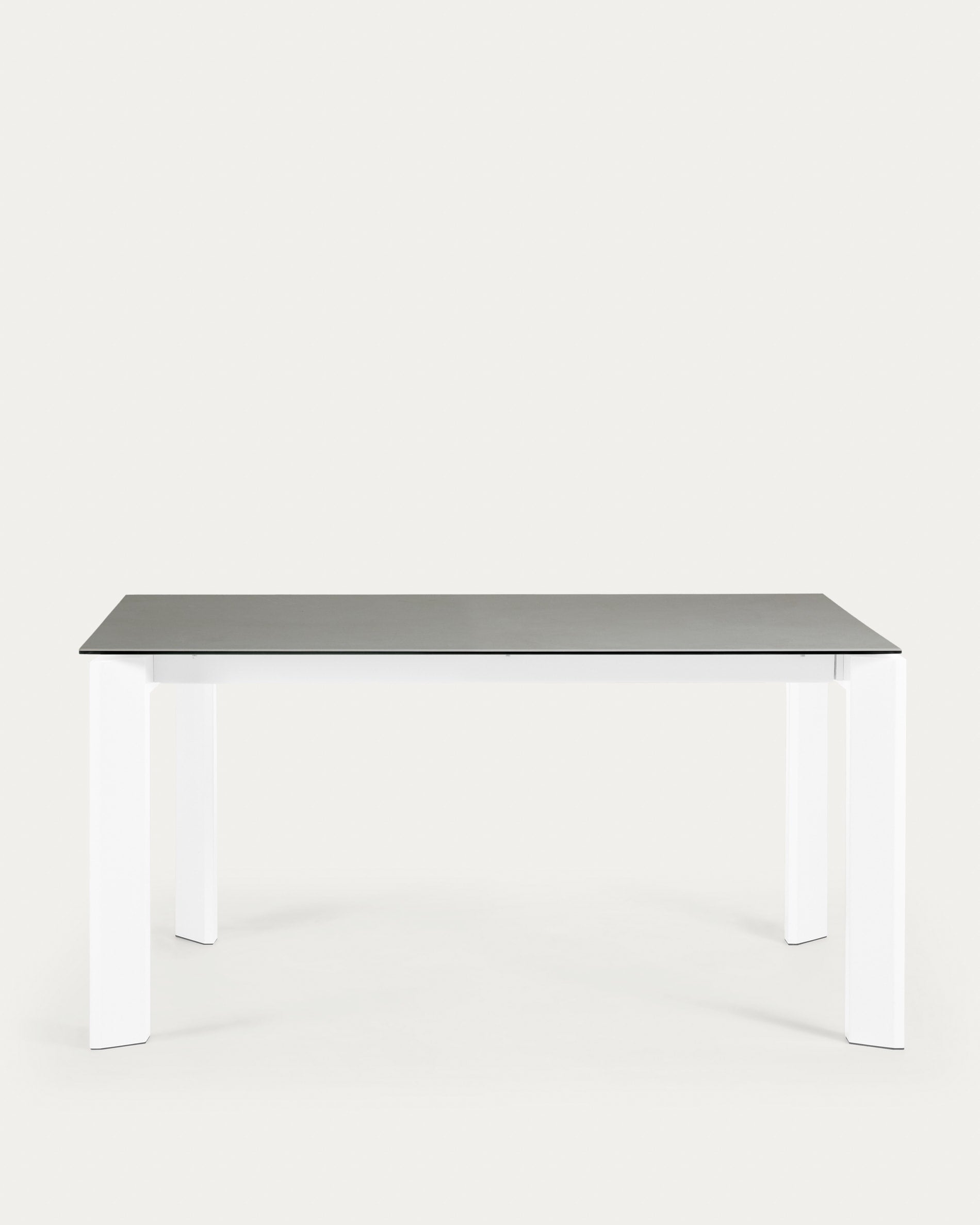 Axis Ausziehtisch Feinsteinzeug mit Hydra Plomo Finish Beine in Weiss 160 (220) cm in Grau präsentiert im Onlineshop von KAQTU Design AG. Esstisch ist von Kave Home