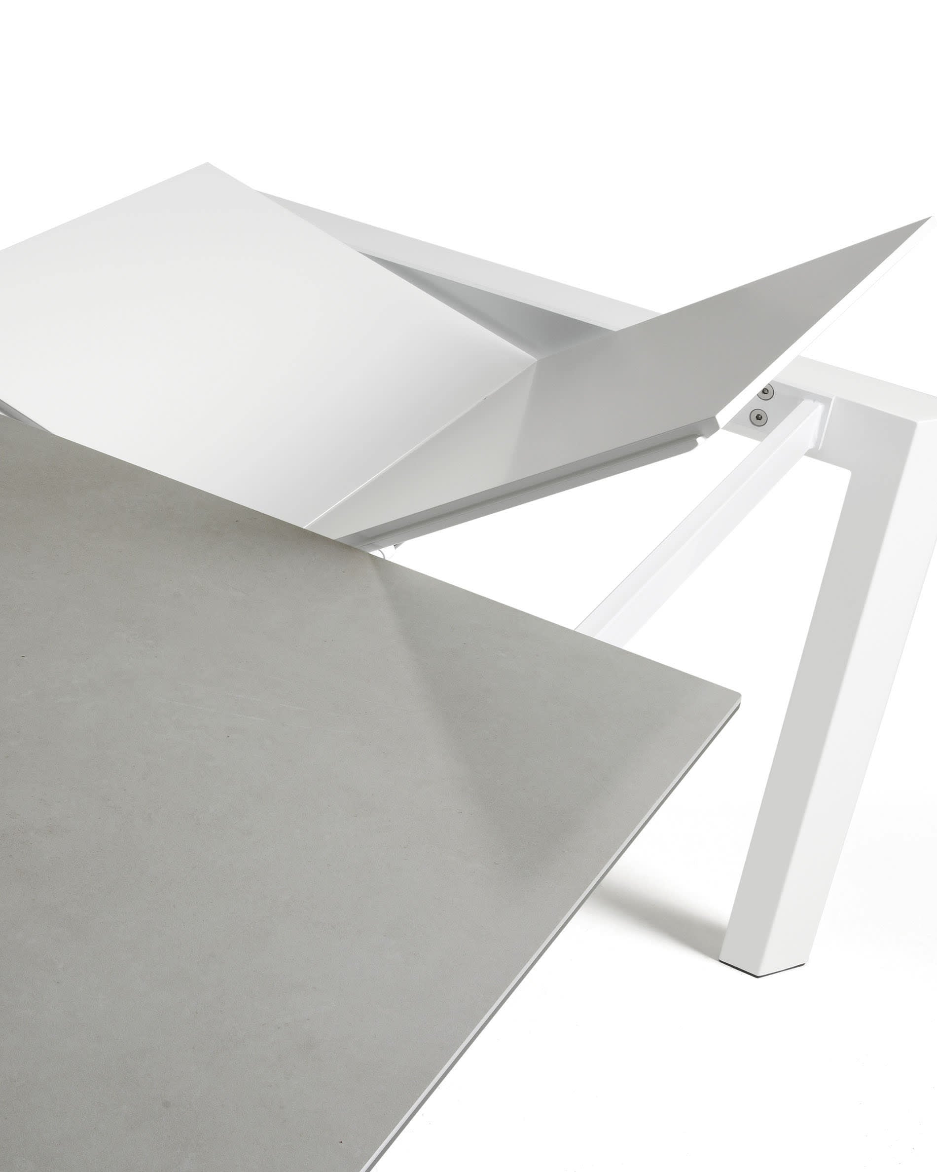 Axis Ausziehtisch Feinsteinzeug mit Hydra Plomo Finish Beine in Weiss 160 (220) cm in Grau präsentiert im Onlineshop von KAQTU Design AG. Esstisch ist von Kave Home